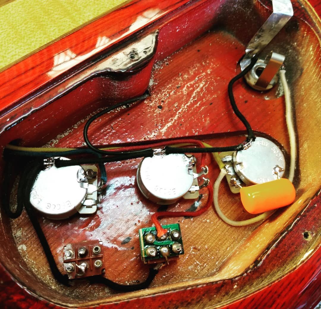 A laid back Wednesday morning with some custom wiring. Always nice to wire some lovely looking wiring harness that'll keep a vintage guitar singing. 

#guitar #custom #vintage #repair #upgrade #electric #local #downtown #augustaga