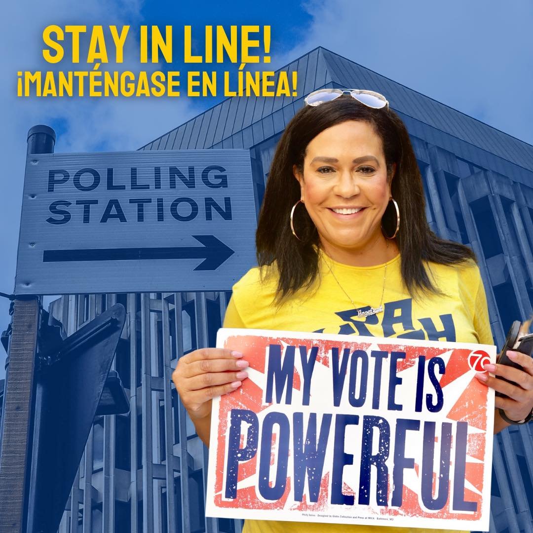 If you&rsquo;re in line before 8pm, you can still vote! The polls will stay open until everyone in line has cast their ballots. So, stay in line!

Si est&aacute;s en la fila antes de las 20:00 horas, &iexcl;a&uacute;n puedes votar! Las urnas permanec