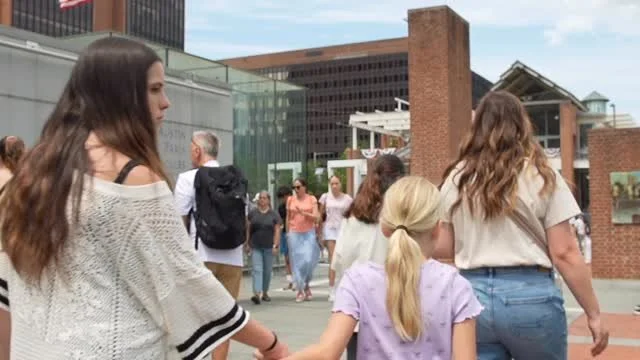 Philadelphia through fresh eyes 👀🇺🇸
PAYV interviewed tourists from 🇧🇷Brazil, 🗽New York, and more to hear what they really think about the City of Brotherly Love.
🍔🍗 From amazing food and culture, 🏛️ historical landmarks, 🖼️ nice museums,