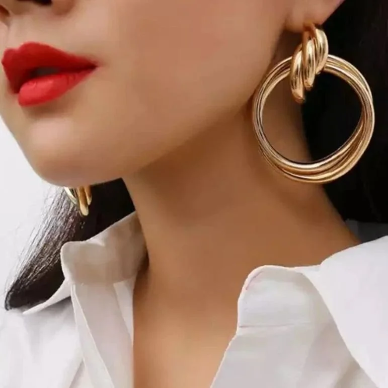 Red lip ✔️ White Shirt ✔️ Gold Hoops ✔️

Love how Jolene is styled here 🤍🤍🤍