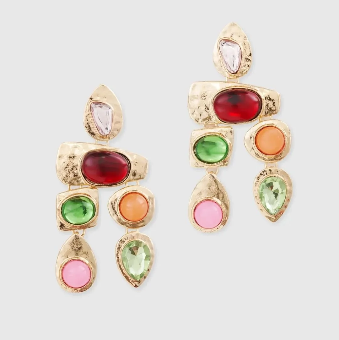 With the playful use of colour and construction, it's no surprise Jessica has a cult following ! Making a statement? We reckon the earrings will do all the talking 💅✨🤍