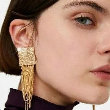 Once they're gone , they're gone 🤍✨ Regrettably we will not be re-stocking our &quot;Lizzie&quot; earring. Look out for our next drops coming 20th April 🤍✨🤍✨🤍 Shop the last few pairs at www.brassybykv.com

#stylegram #bobhaircut #earringlover #ea