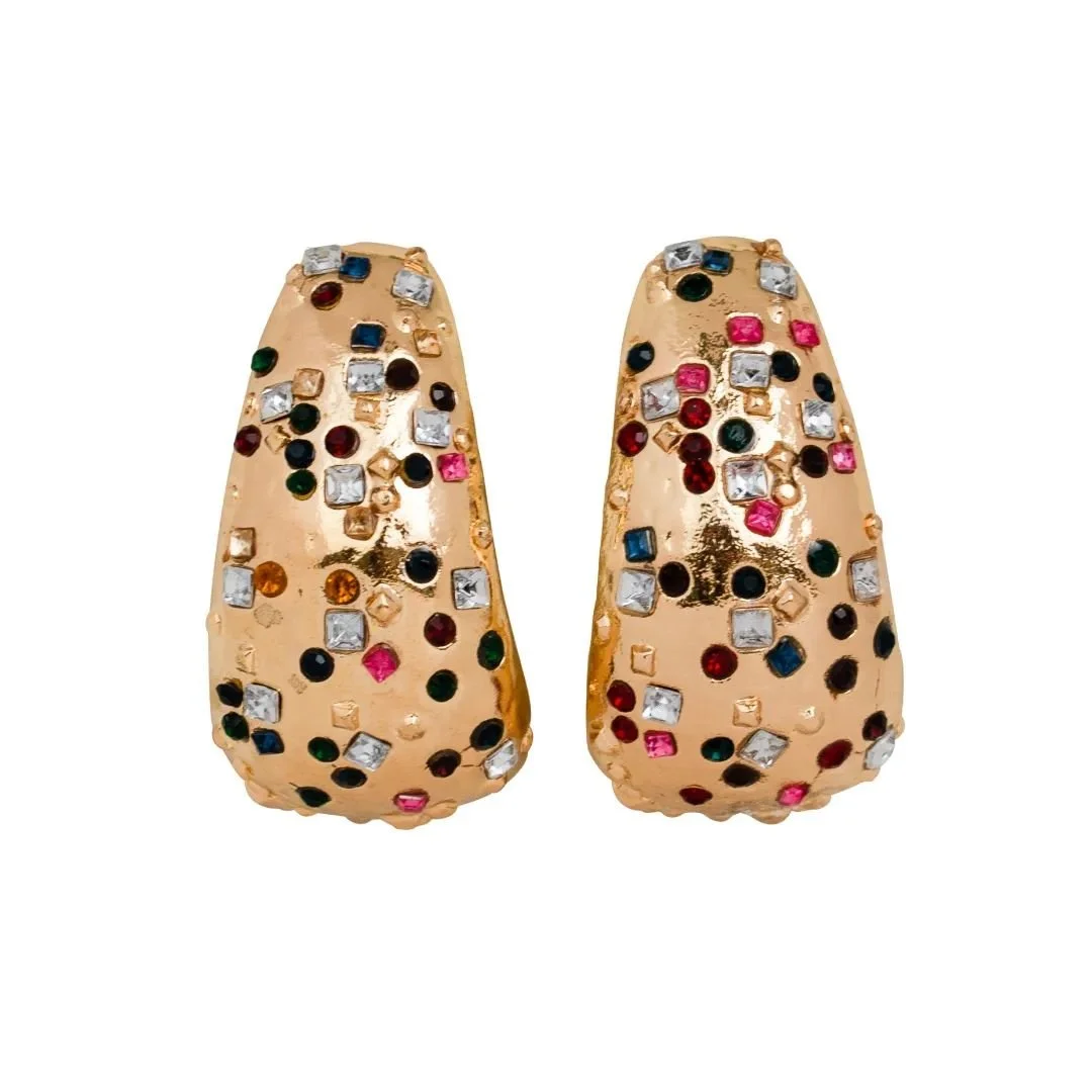 Team Joanna with a power suit for ultimate 90s boss girl vibe ✨🤍

#femaleowned #shopindependent #beatenmetal #earringlover #earringstyle #earringgoals
#magpie