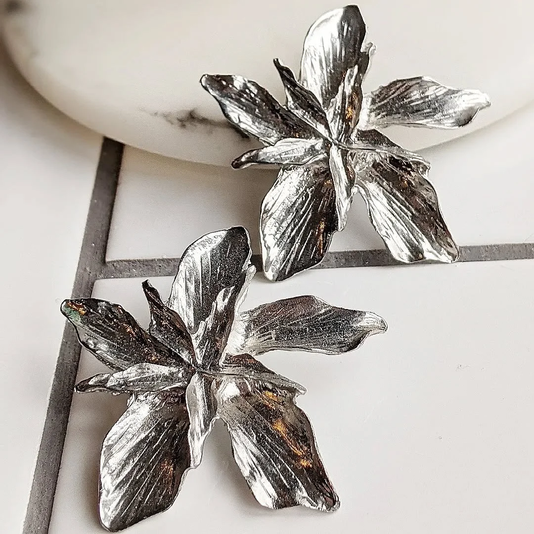 It's the weekend 🤍✨🤍 We are styling up our Saturday with these transitional silver beauties, Grace 

#transitionalstyle #flowersofinstagram #earringstyle #earringgoals #styleinspo #giftideas #earringswithpersonality