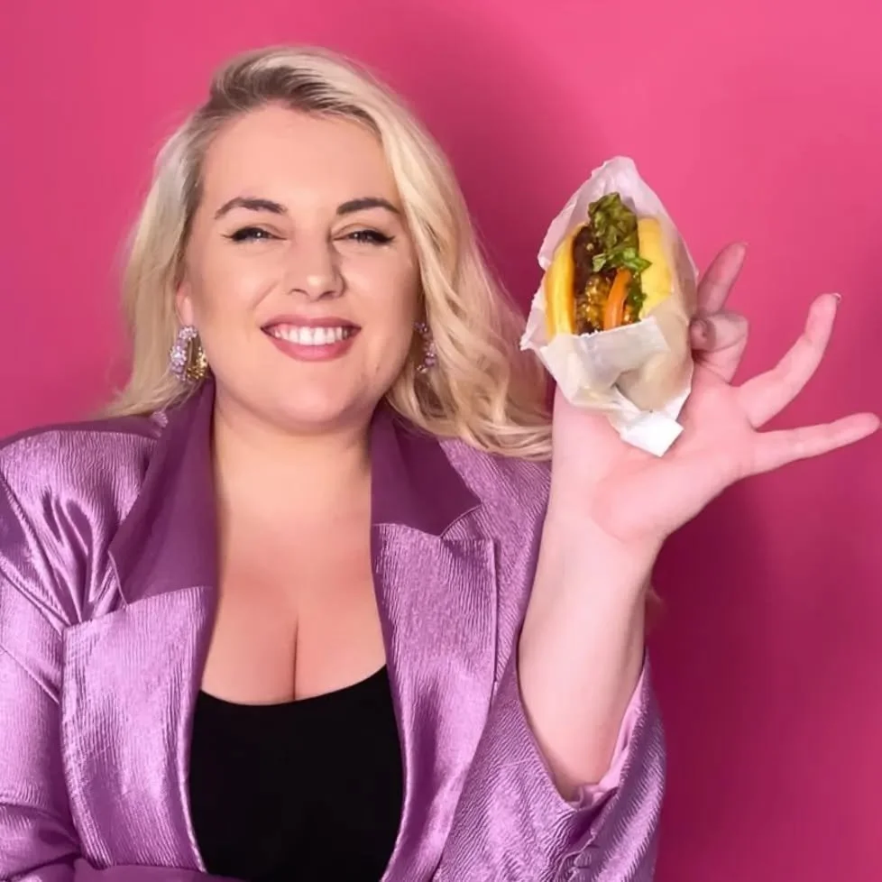 Say Cheese (burger) 🤍✨

Head over to @felicityhayward for a few of her brilliant new l(a)unches

Including :
@kitsch_in_confidential a cooking page inspired by vintage recipes from cook books from yesteryear
@thereisabadmoonrising - An astrology pod