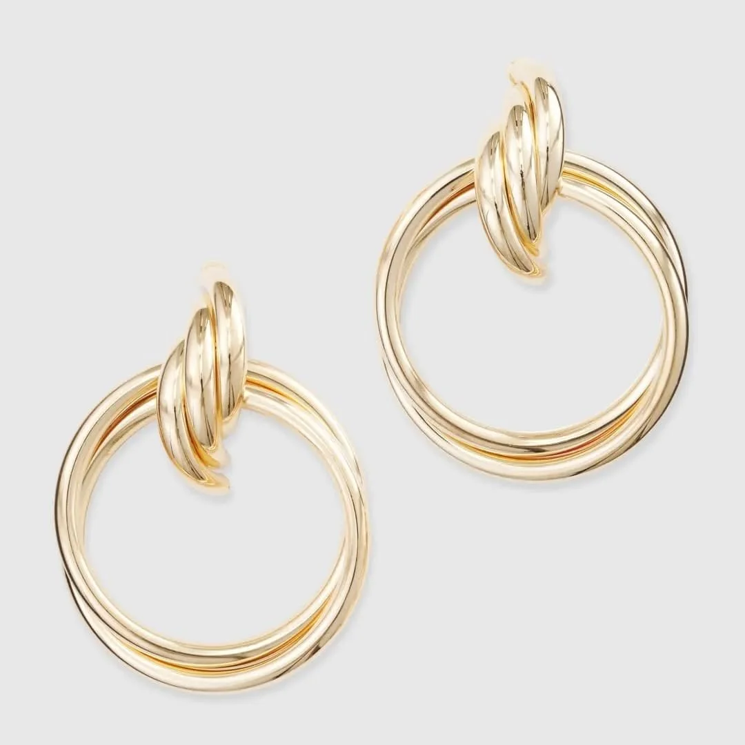 ✨ Jolene, our oversized door knocker earrings are a BRASSY staple that will never go out of style. Pair it with a white T-shirt and your best jeans and you're ready for a day out ✨