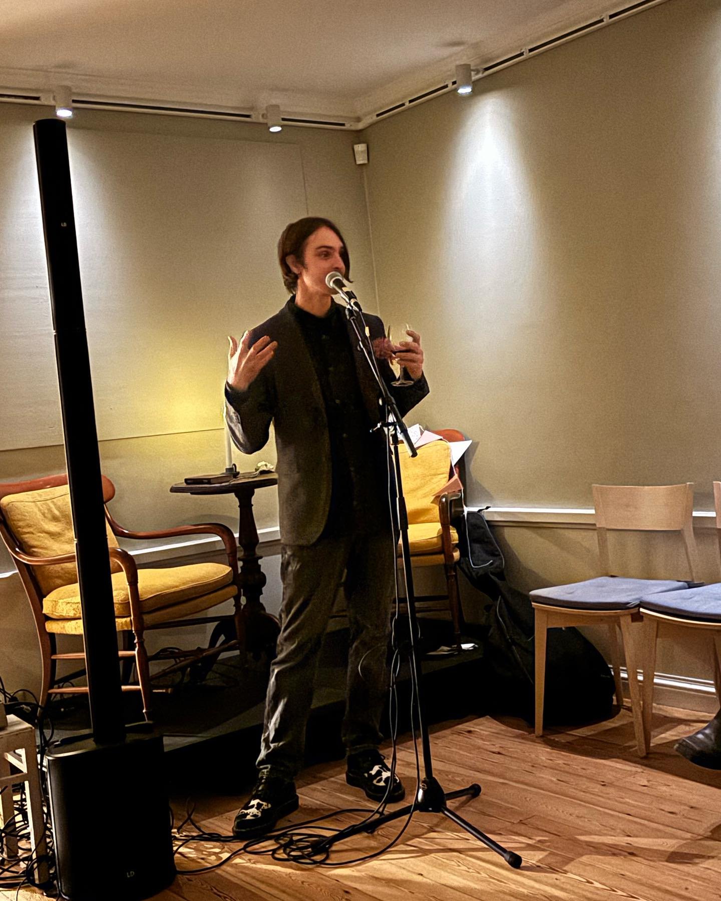 Sl&auml;ppte ny musik i fredags och firade med en f&ouml;r mig otrolig kombinerad releasefest och f&ouml;delsedagsh&auml;ng med v&auml;nner som gjorde det vackert . F&ouml;rutom fint umg&auml;nge spelade @mogmakes fr&aring;n en vidunderlig kompositio