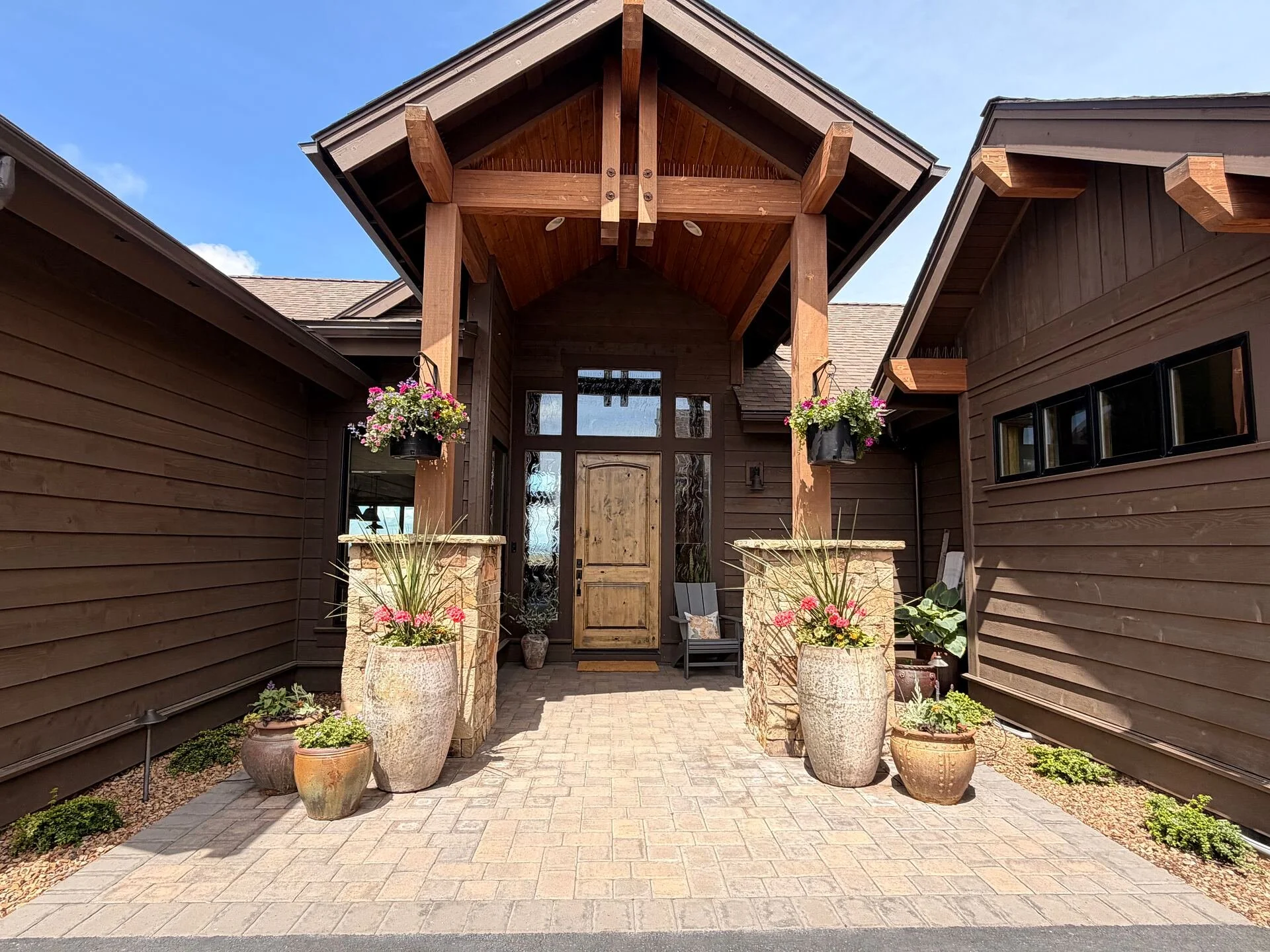  First Prize &middot; 2026  Lisa Ferraris  Lisa Ferraris used a combination of our classically styled urns and rustic Tuscan style olive jars to showcase her captivating arrangements. Your photo captures the elegant style of the entryway you've creat