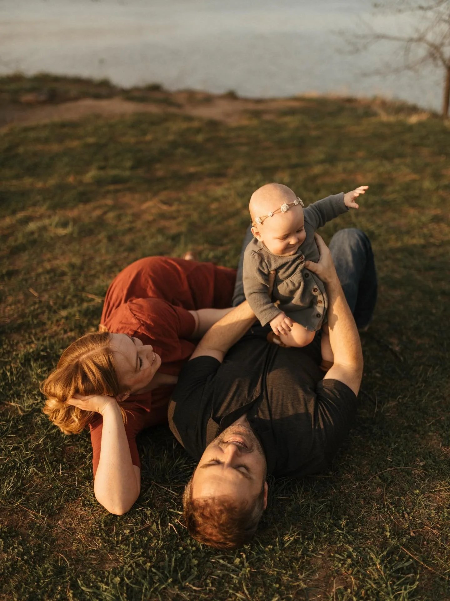 Feels like just yesterday I was photographing her as a newborn on a rainy morning in the city 🌆 Now, here we are enjoying a sunny afternoon by the river capturing the sweet season together! ✨