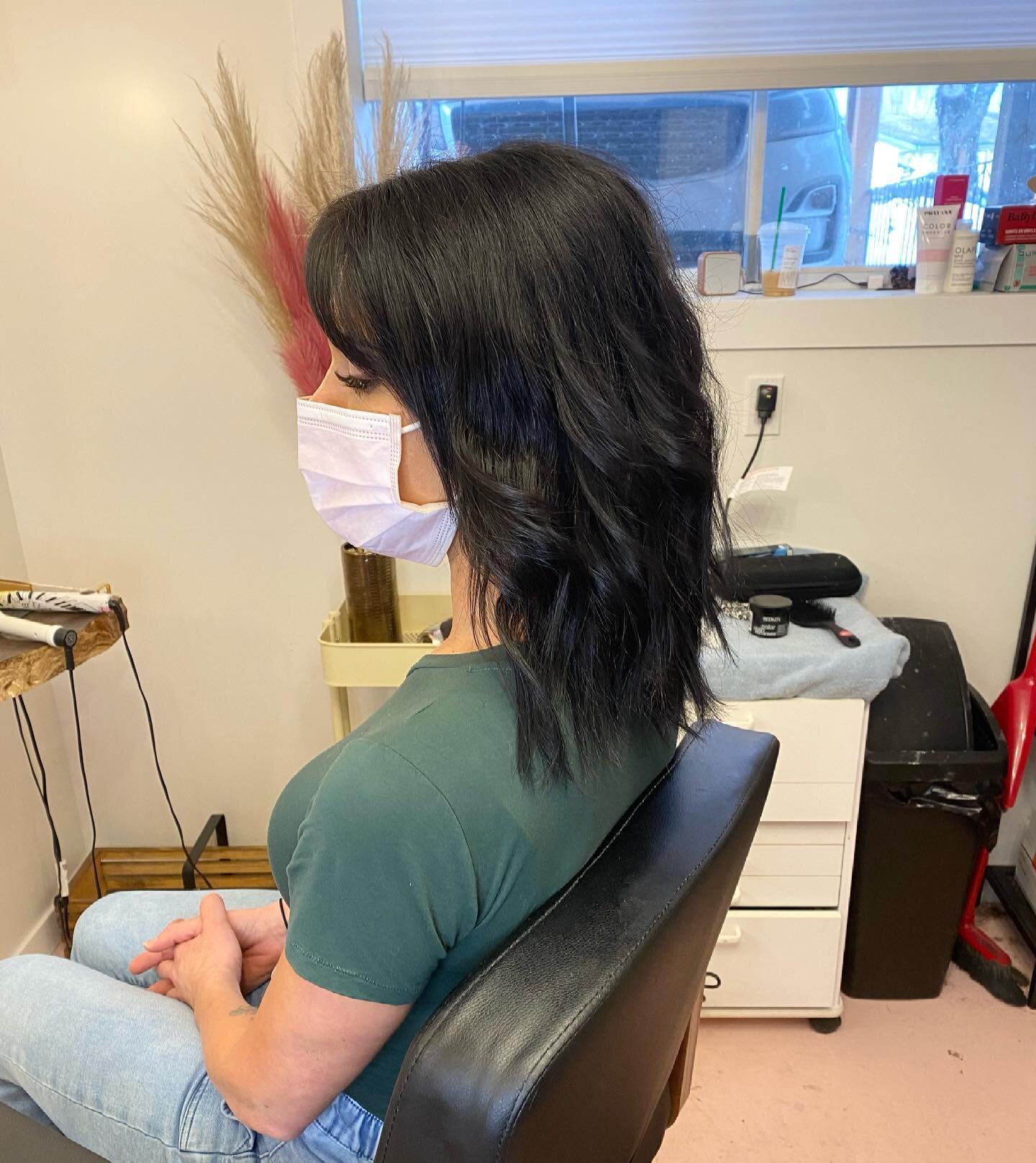 Fresh colour &amp; cut for my girl Ruby 💜 
.
Need a spray tan?! Give her some love @theglow.studio 👌🏼
.
.
.
#redkenobsessed #haircolour #haircolorist #princegeorgehairstylist #princegeorgebc #supportpg #hairstyles #hairtrends #shinyhair #darkhair 