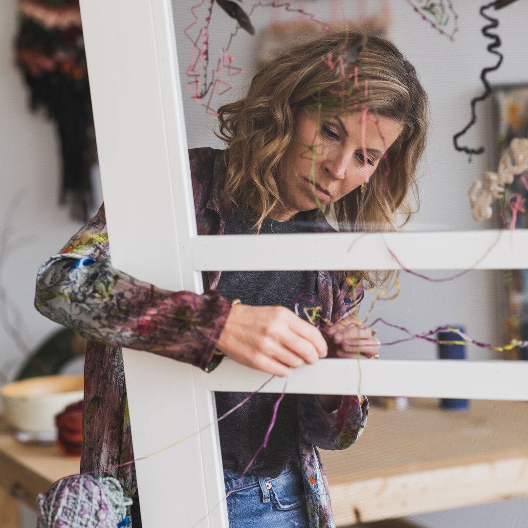 Sneaky preview of website launch, so excited to share my fibre studio

@foundher.productions @alissasextonart 

#kabinweaver #weaversofinstagram #handmadewithlove #woventapestry #wovenfibres #yarnstagram #artinspiredbynature #yarnstorytelling 
#weave