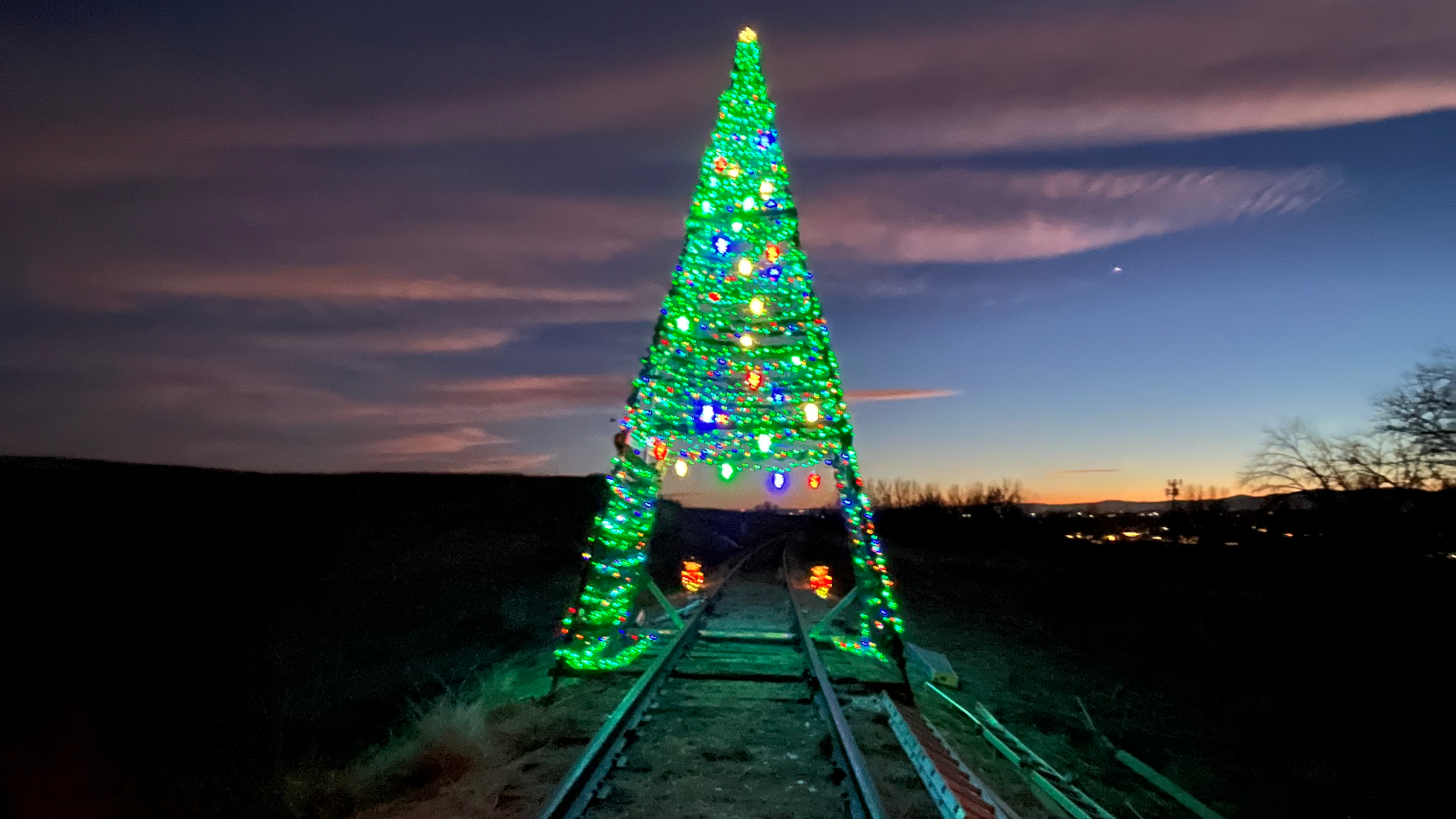 Christmas Tree 16-9.png