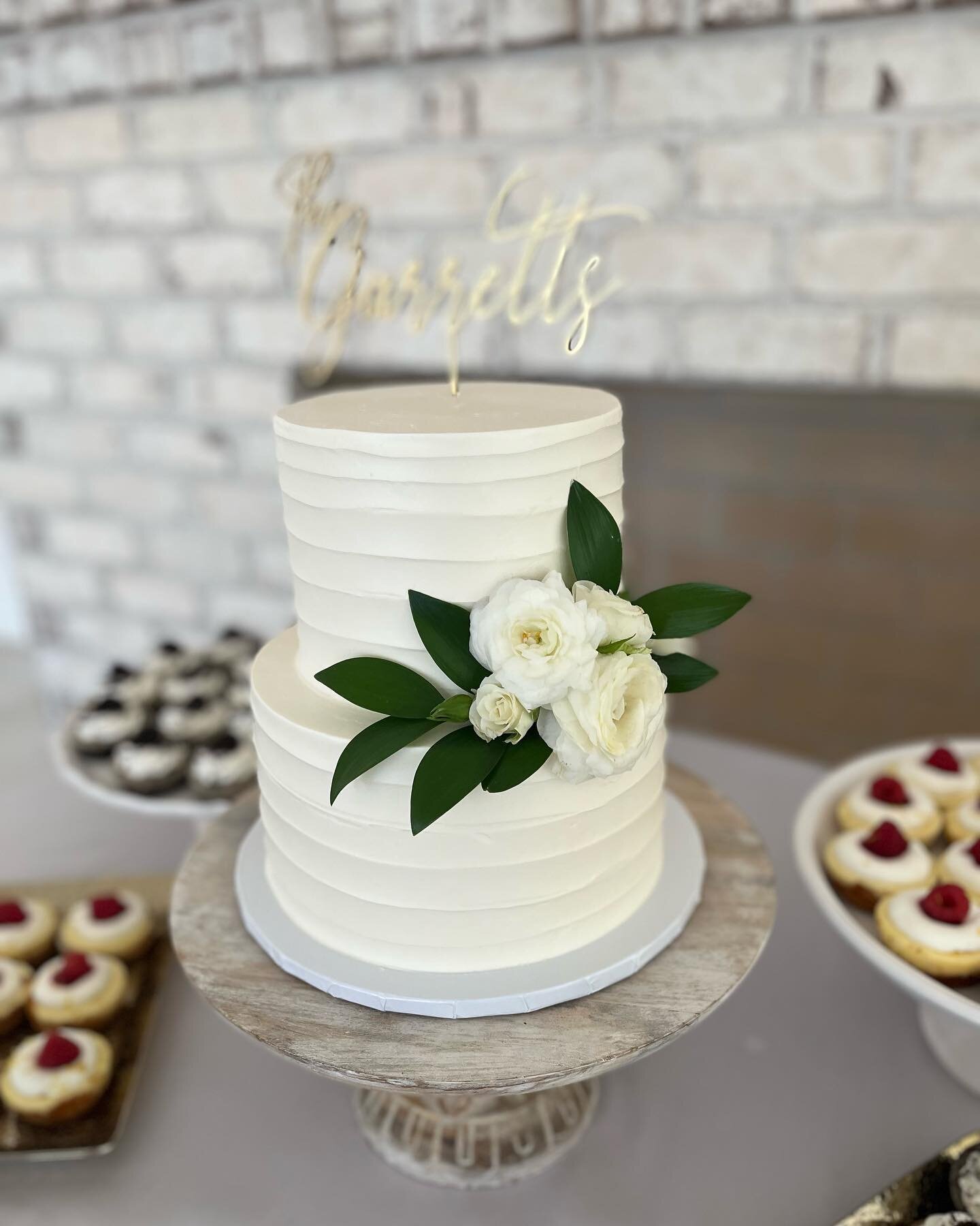Loved this sweet cutting cake surrounded by cheesecakes! 

Cake flavor: vanilla cake &amp; cookies &amp; cream buttercream 
Cheesecakes: cookies &amp; cream 🍪 and lemon raspberry 🍋

What flavor would you choose?!

#weddingcake #weddingdesserts #che