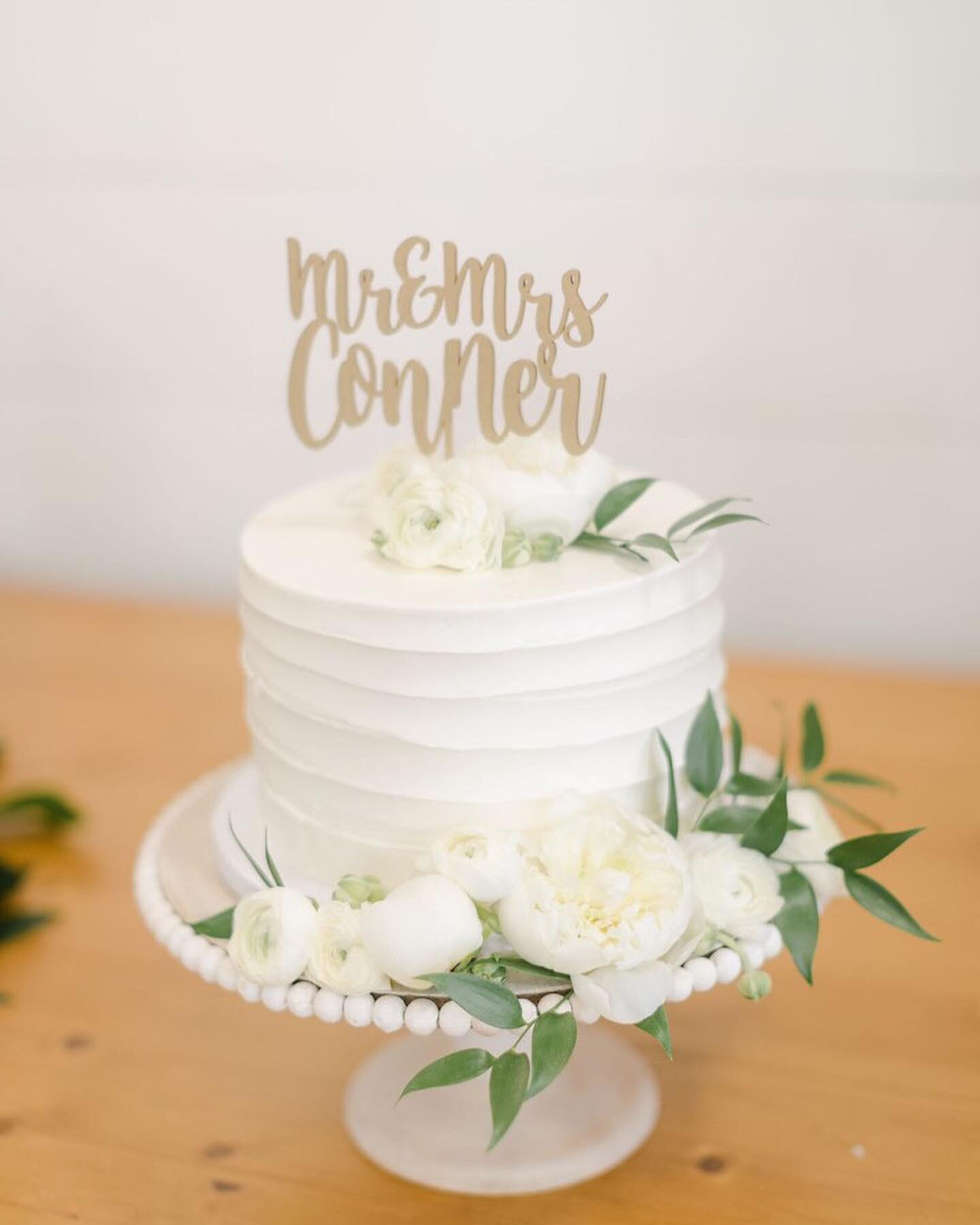 I love, love, love getting back professional pictures from weddings! There&rsquo;s no better way to start the week than seeing happy, lovely clients enjoying their wedding cake 🥰 

Congratulations Keely &amp; Garrison! 💕

Photographer: @evanlanepho