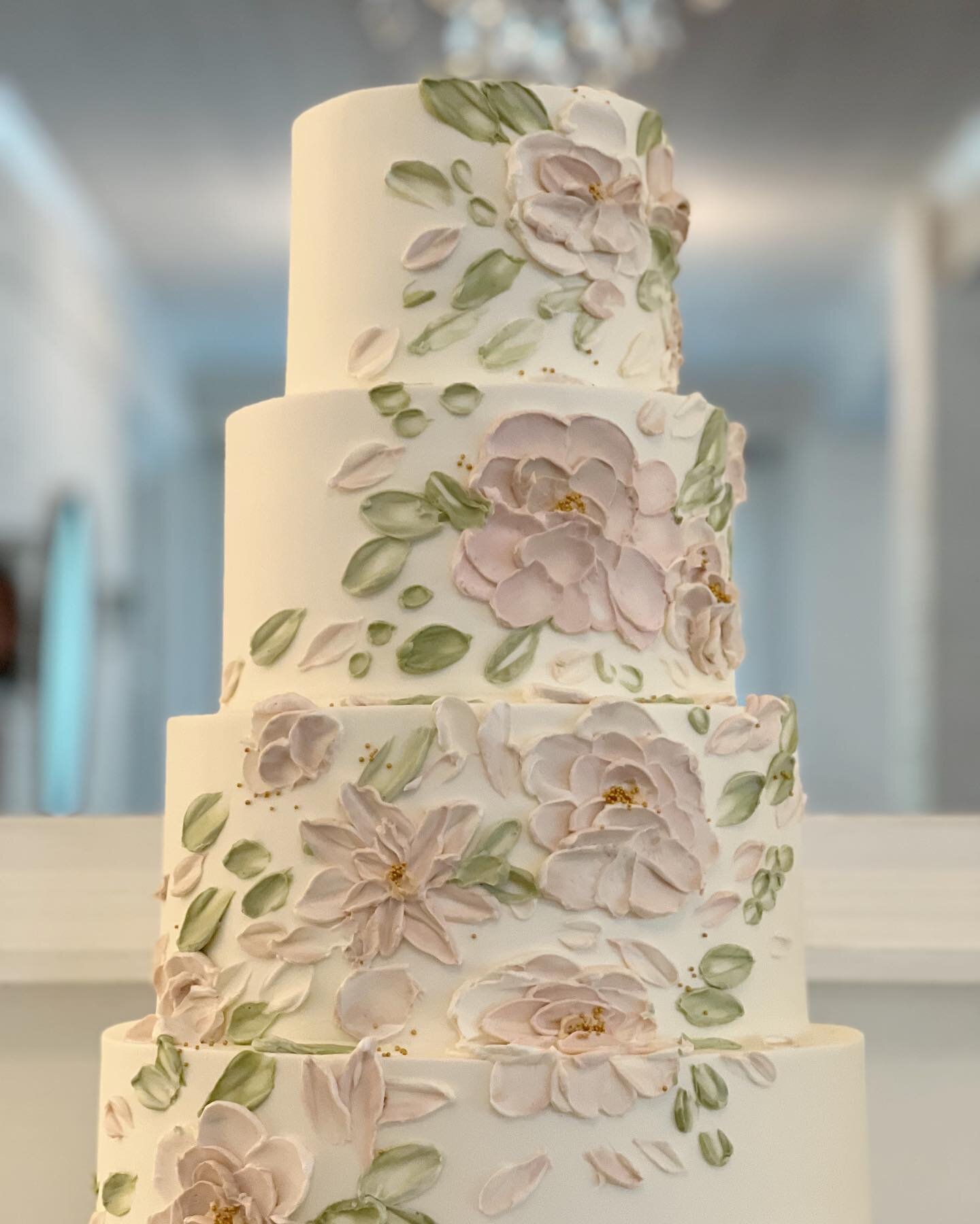 I&rsquo;ve said it before, and you know I&rsquo;ll be saying it again - I love texture! So much dimension &amp; interest created with this floral cascade made from my signature buttercream. 

Romantic✨modern✨and of course fun! ✨

Congratulations to E