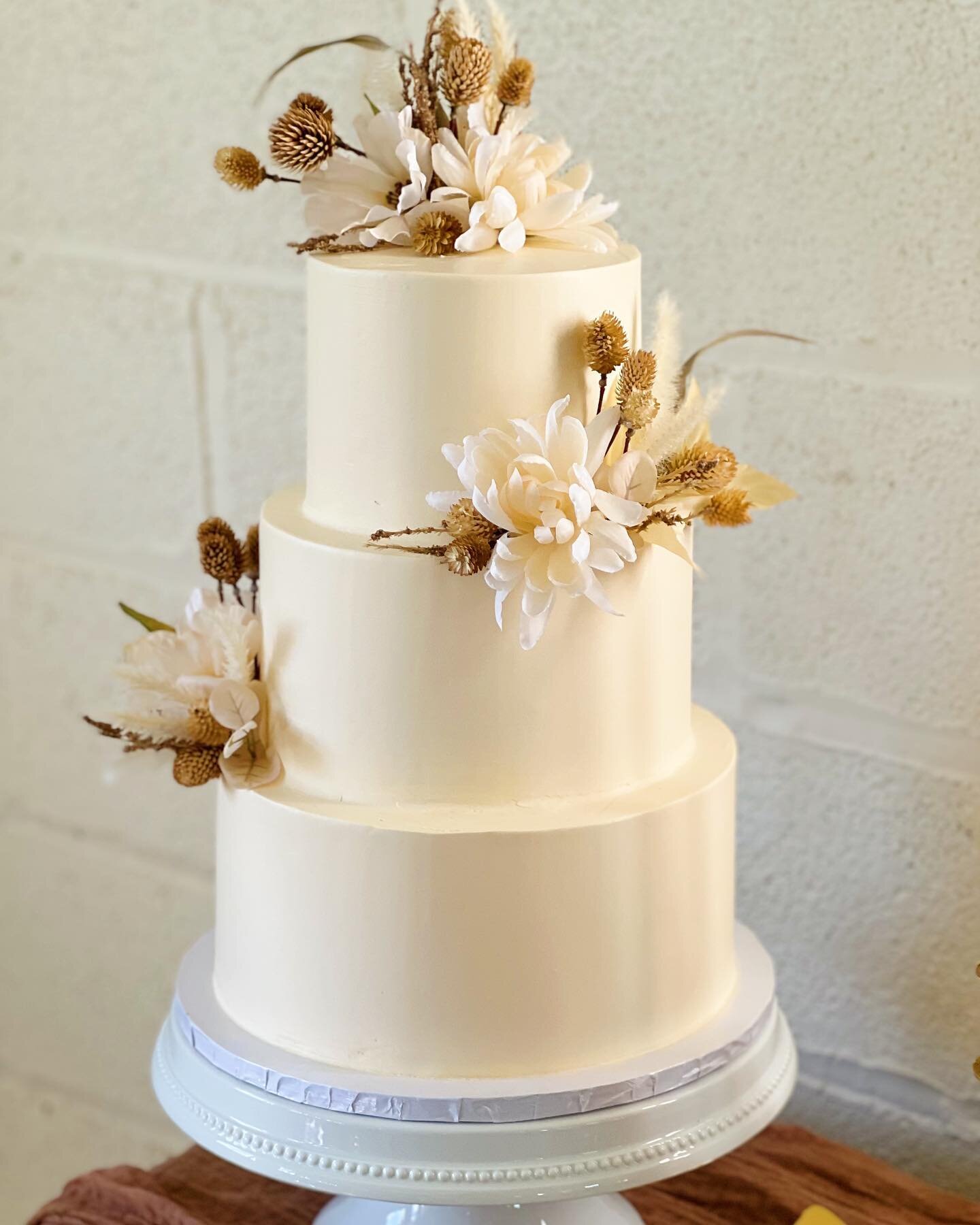 Loved how this neutral boho beauty came together for Alex &amp; Jared&rsquo;s wedding this past Saturday! 

#bohowedding #bohoweddingcake #roanoekva #virginiawedding #virginiaweddingcakes #bohobride #bohovibes #bohostyle #virginabakery #virginiaweddi