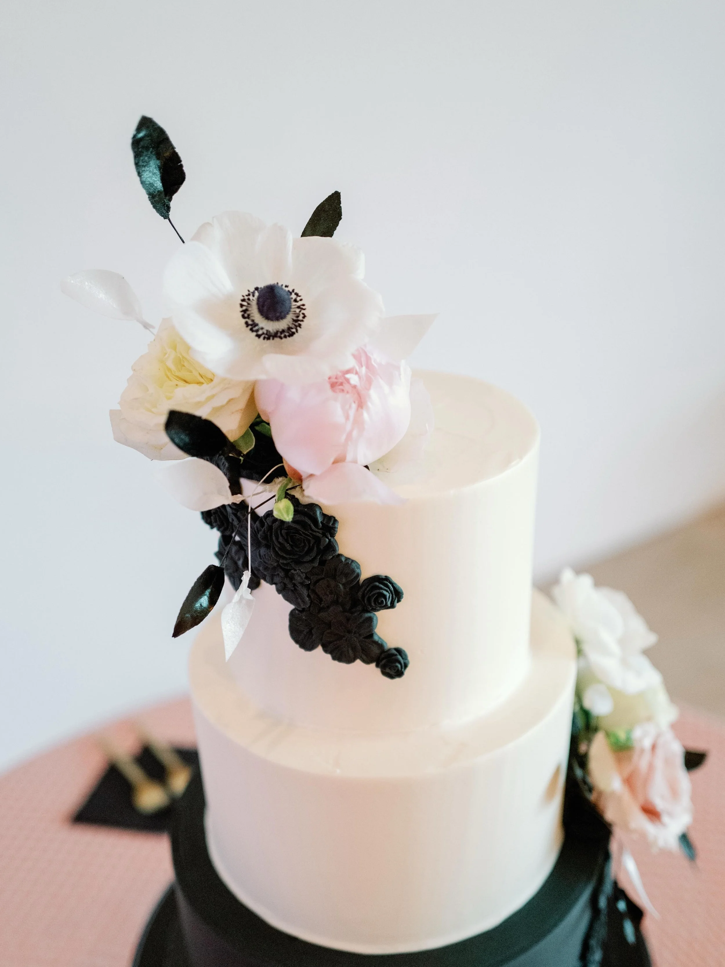 When wispy wafer paper petals, gorgeous fresh blooms, and fondant appliqu&eacute;s meet&hellip;✨ 

Venue @taubmanmuseum 
Planner @julierupertevents 
Photographer @thehancocks.co 
Florals @creativeoccasionsevents 
Caterer @blueridgecatering 
DJ @blue_
