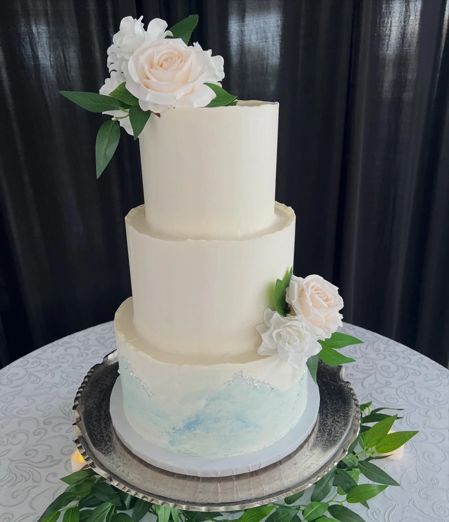🎨 Abstract + watercolor = my favorite kind of mountains! A smooth buttercream finish is a fun canvas for some edible watercolor. Swipe to the second pic to see the details up close!

The wedding was held at @bernardslanding775 &amp; my clients wante
