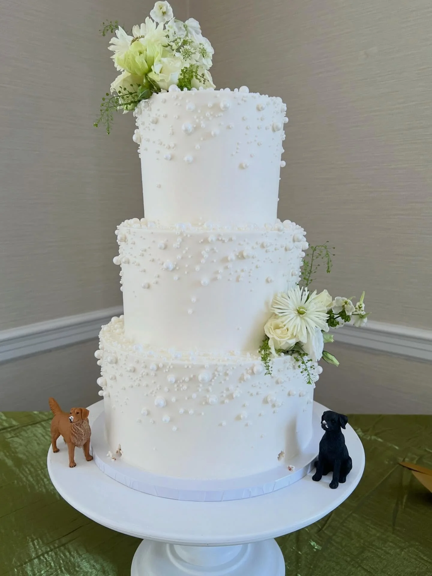 ✨Lucky In Love✨

I love a pearl cake, but add in the couple&rsquo;s cutie dogs? Perfect every time!

Also perfect? Their flavor choices! 😍
▫️Almond Raspberry 
▫️Biscoff Cookie Butter 

Congratulations Madelyn &amp; Albert! 💕

@hiddenvalleycc 
@thet