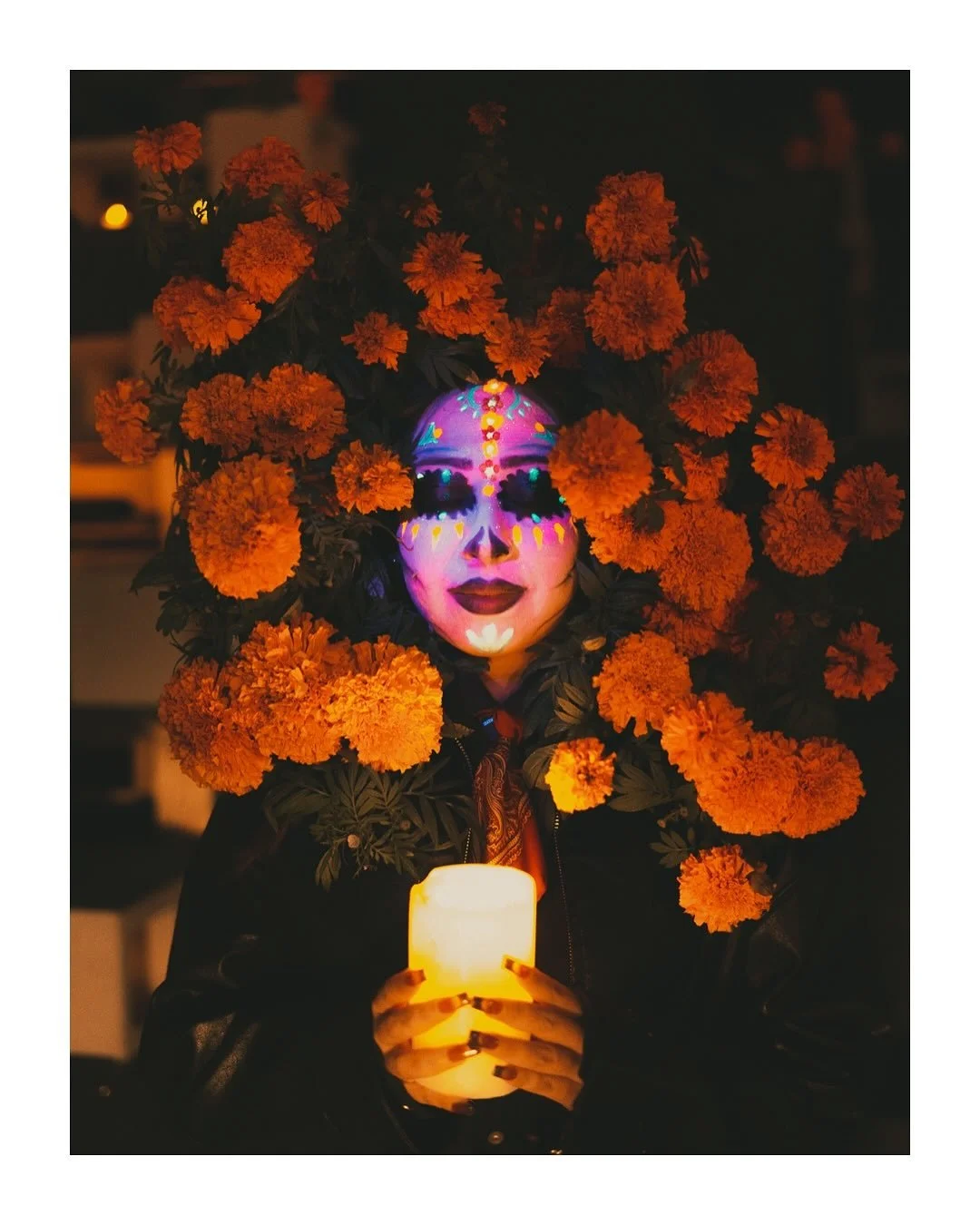 Sobre la pir&aacute;mide, bajo la luna, el cempas&uacute;chil susurra el camino de regreso.
En el brillo dorado de sus p&eacute;talos, el amor trasciende el tiempo,
y la memoria se vuelve eterna.

On the pyramid, beneath the moon, the cempas&uacute;c