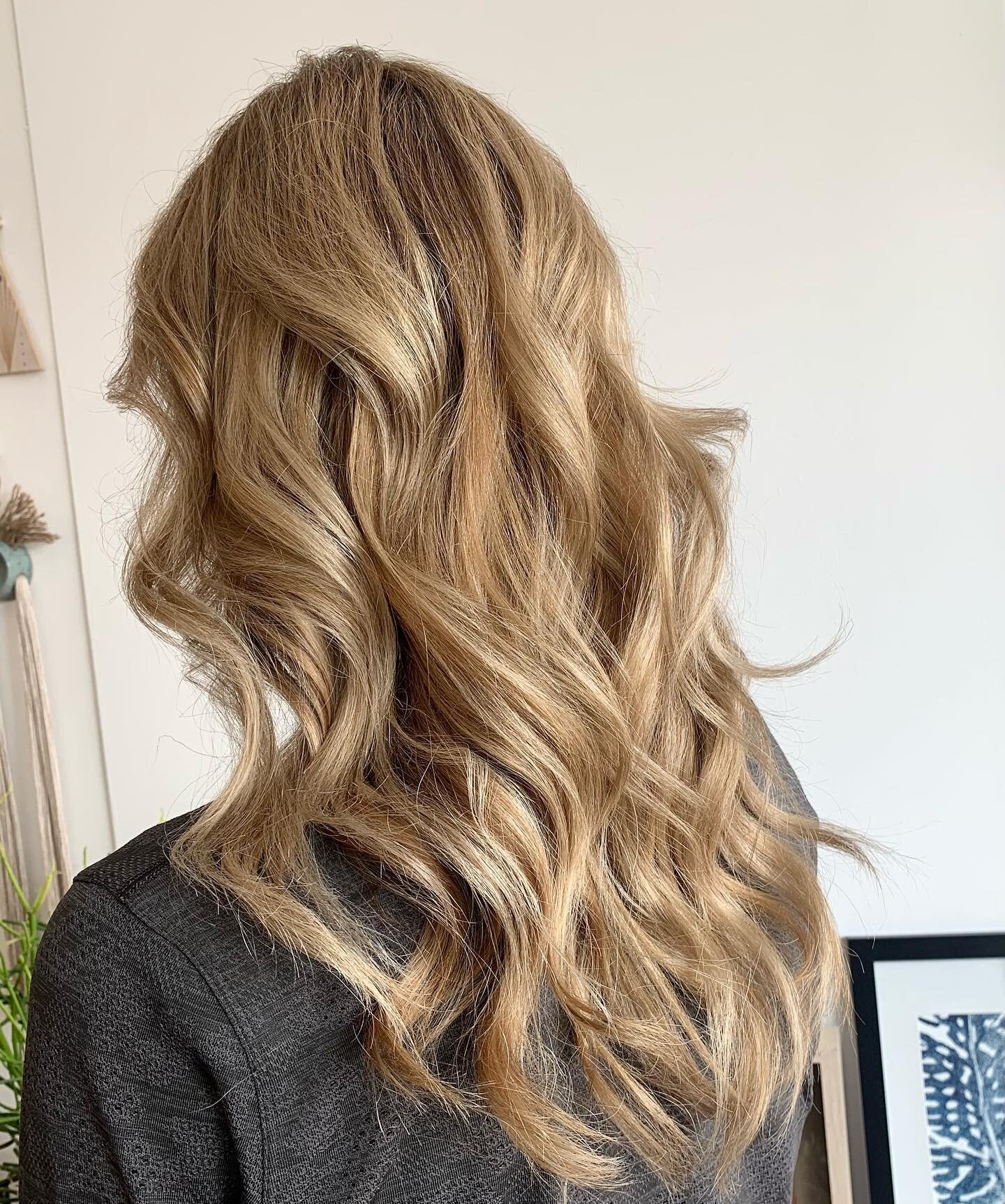 I am grateful for my guests/friends that bring positive energy into my salon. Today is a good day❤️ Oway Hcolor and a haircut today! #hcolor #owayorganics #libertyvillesalon #libertyvillehairstylist #goodhairday #blondehair #owayofficial