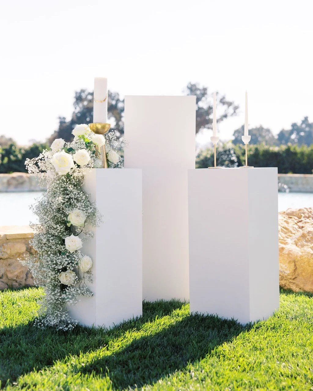 Unity candle moment? Perfect. Dessert bar? Amazing. Our freestanding pedestals are as functional as they are stunning ⨠ā 
ā 
ā 
VENDOR DREAM TEAM: ā 
Planning: @sandcastlecelebrationsā 
Venue: @ravawinesweddingsā 
Photography: @ashleyraestudioā 
Rentals &a