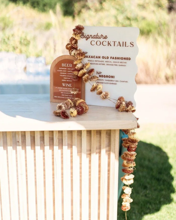 ‘Tis the season for dried flowers & an old fashioned š„š¾ oh — and cute cocktail menus giving the coastal fall vibes šā 
ā 
ā 
VENDOR DREAM TEAM: ā 
Day of Stationery & Signage @roseandwrenchā 
Planning & Design @meganrose_eventsā