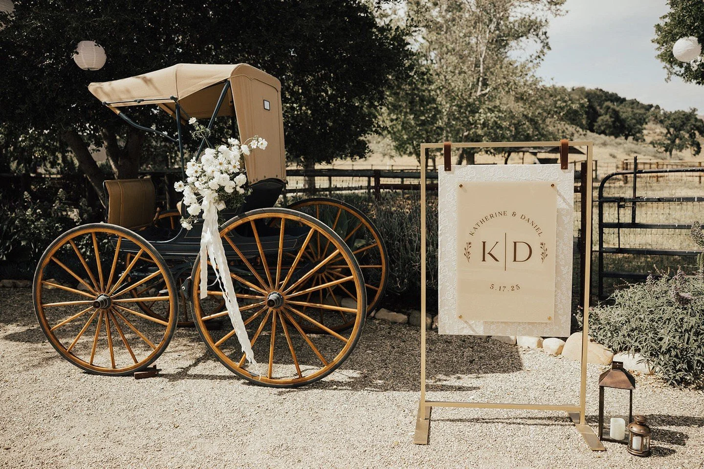 This wedding brought all the classic charmš„²š«¶š¼ With an elevated rustic aesthetic, K+D's wedding set is one we will never forget! Swipe to see the delicate lace and leather details of this sweet welcome sign! šš¤ā 
ā 
VENDOR DREAM TEAM: ā 
Signage: @r