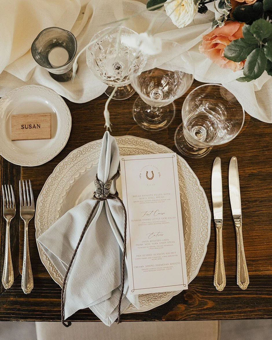 A cozy little evening celebrating the sweet couple š¤šÆļøCustom @roseandwrench menus with a taste of rustic elegance. 
VENDOR DREAM TEAM:
Signage: @roseandwrench
Photography & Cinema: @heirlumephotography
Design, Planning, & Management: @elys