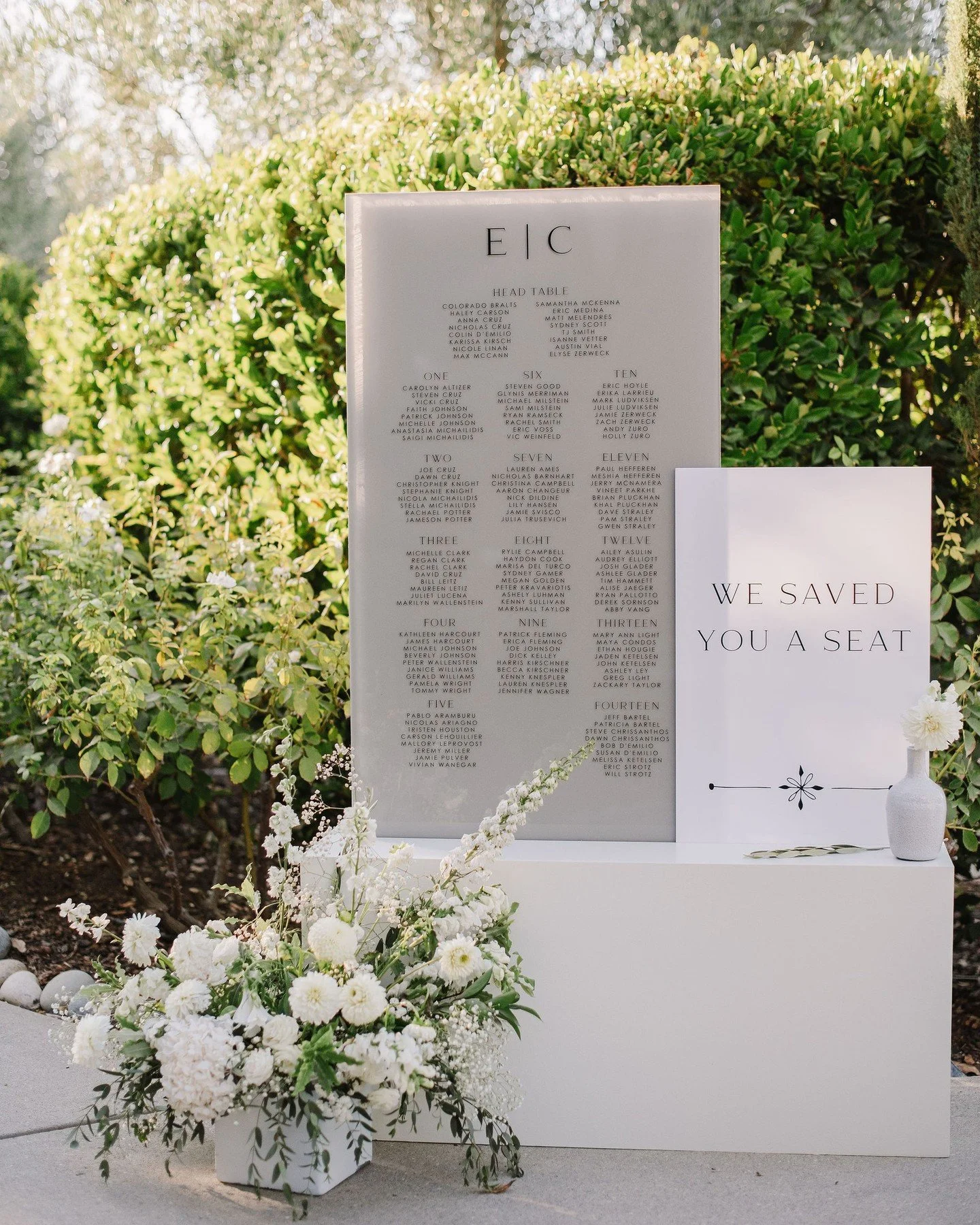 A seating chart that makes a statement before guests even take their seat. 🩶💫⁠
⁠
A double layered acrylic set positioned in one of our box bases for this timeless wedding at @allegrettovr ✨⁠
⁠
⁠
VENDOR DREAM TEAM: ⁠
Venue, Bar + Catering: @allegret