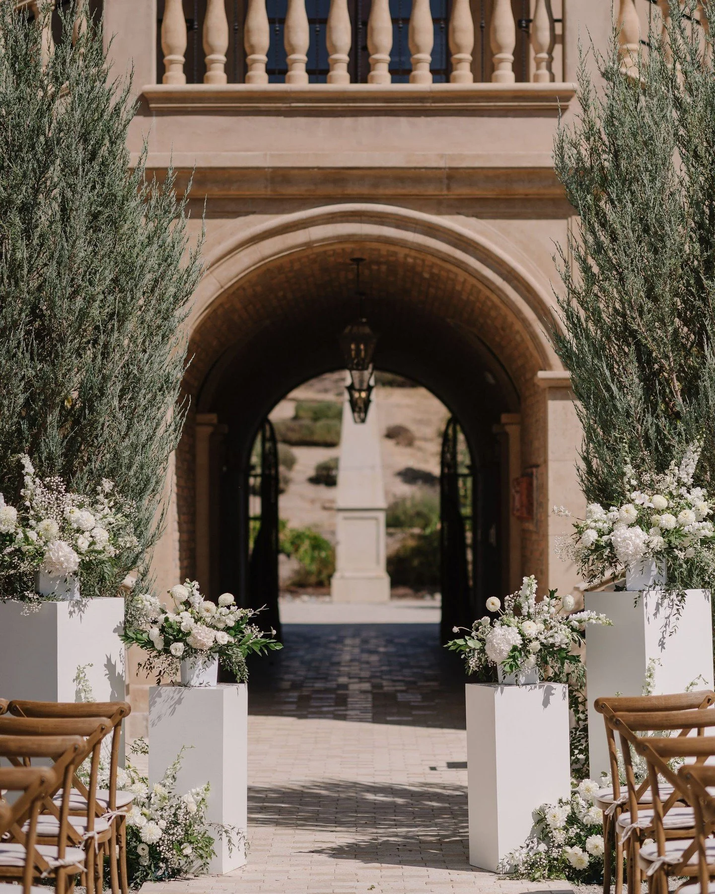 POV: You&rsquo;re walking down the aisle and you see the love of your life standing at this ✨dreamy✨altar. 

Our @roseandwrench pedestals dress up every moment perfectly. The ways we&rsquo;ve styled pedestals are endless and we love how versatile the