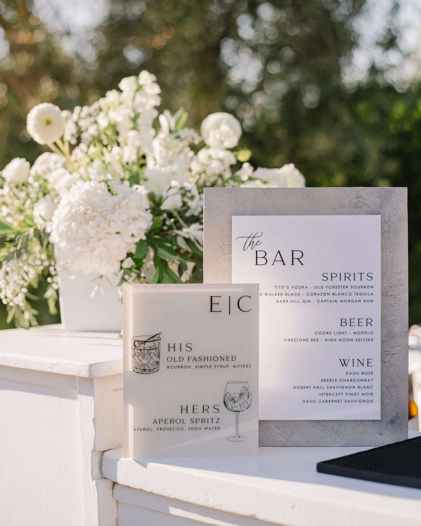 When chic stone meets a personalized bar experience 🤝🩶 This faux-stone look creates a refined, organic feel that&rsquo;s soft and yet intentional. We carried this look throughout the entire wedding suite. It was a dream to create! 

VENDOR DREAM TE