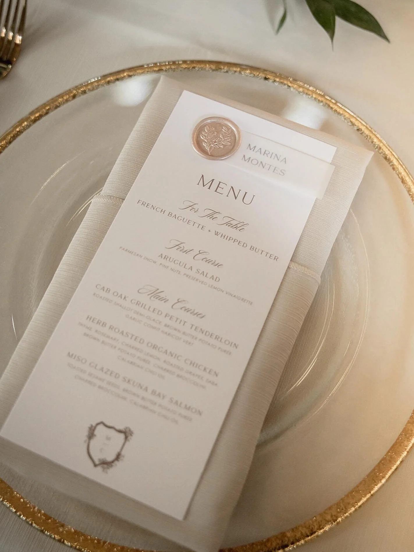 This menu is serving looks 💫🍴 From the
vellum place card overlay to the champagne wax stamp embellishment &mdash; it&rsquo;s all in the details😍

VENDOR DREAM TEAM: 
Planning &amp; Design: @heydayweddings
Venue: @villaloriana.slo
Photography: @jle