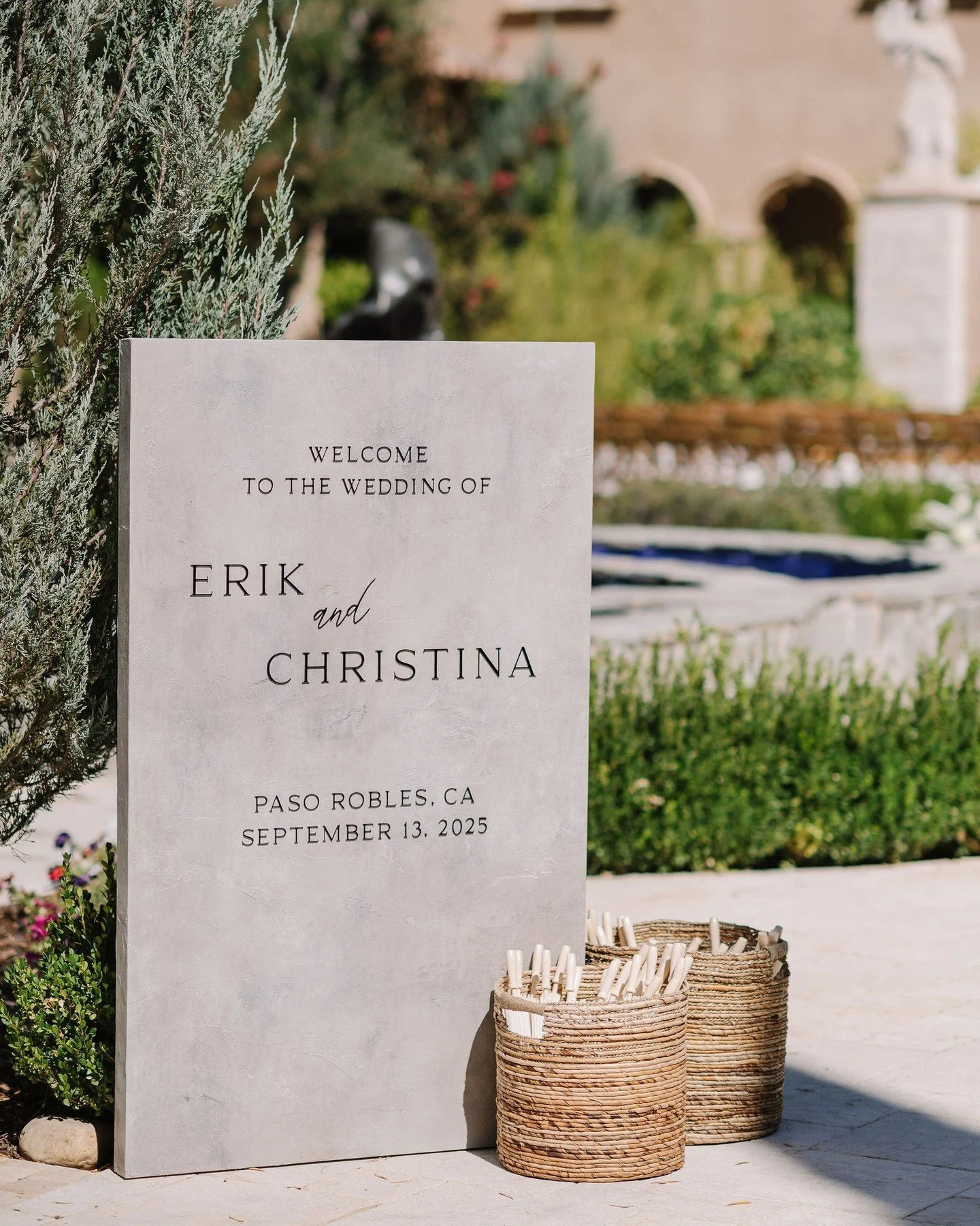 A faux stone paint &amp; texture treatment because first impressions matter ✨🩶⁠
We loved creating this dreamy welcome moment for E + C wedding day - texture, elegant fonts, and a modern romance all around.⁠
⁠
Pictured: Textured panel with black acry