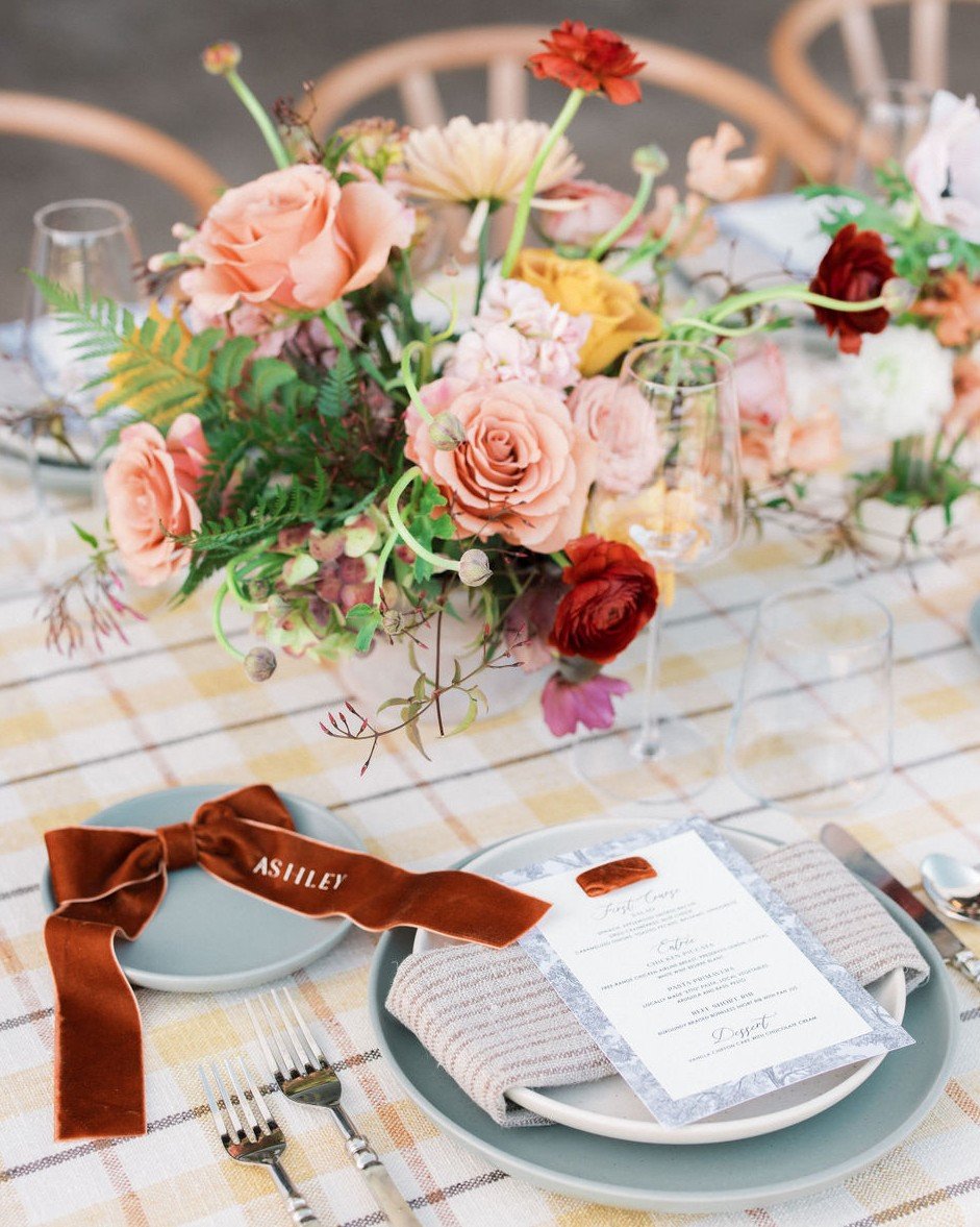 Tablescape goalsssss ❤️&zwj;🔥 @roseandwrench menus and personalized, handmade velvet bows to top off this gorgeous table setting! We're booking 2026 events &amp; we'd love to be a part of yours😍

VENDOR DREAM TEAM:
Venue @whitebarn_slo
Photography 