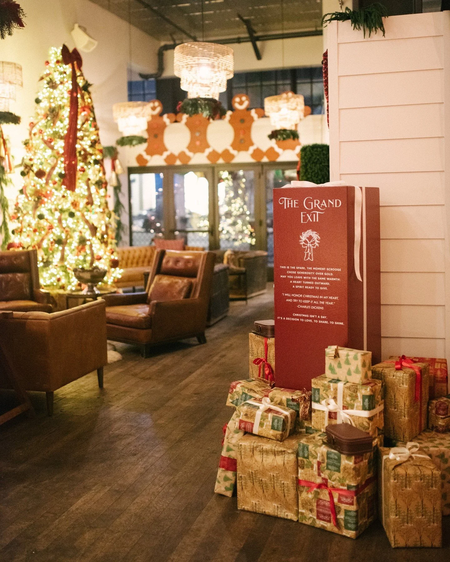 Wishing you all a happy holiday and a very Merry Christmas! ✨️

If you get a chance this holiday season to pop over to @thecarrisa, it's an experience you won't want to miss! 🎄❤️

VENDOR DREAM TEAM: 
Venue: @thecarrisa
Concept &amp; Design: @loven_l