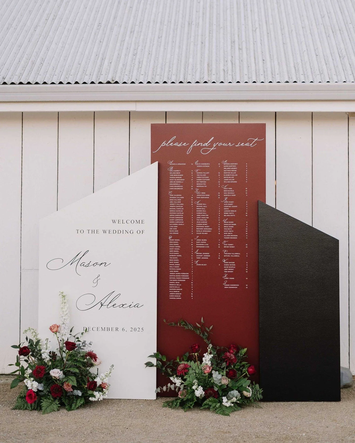 Hope you&rsquo;ve been enjoying your first week of 2026! 🤍✨ 

This romantic 3-panel set was curated as a statement piece for M&amp;A's beautiful day! Their welcome sign was repurposed after the ceremony to create a larger seating chart moment for gu