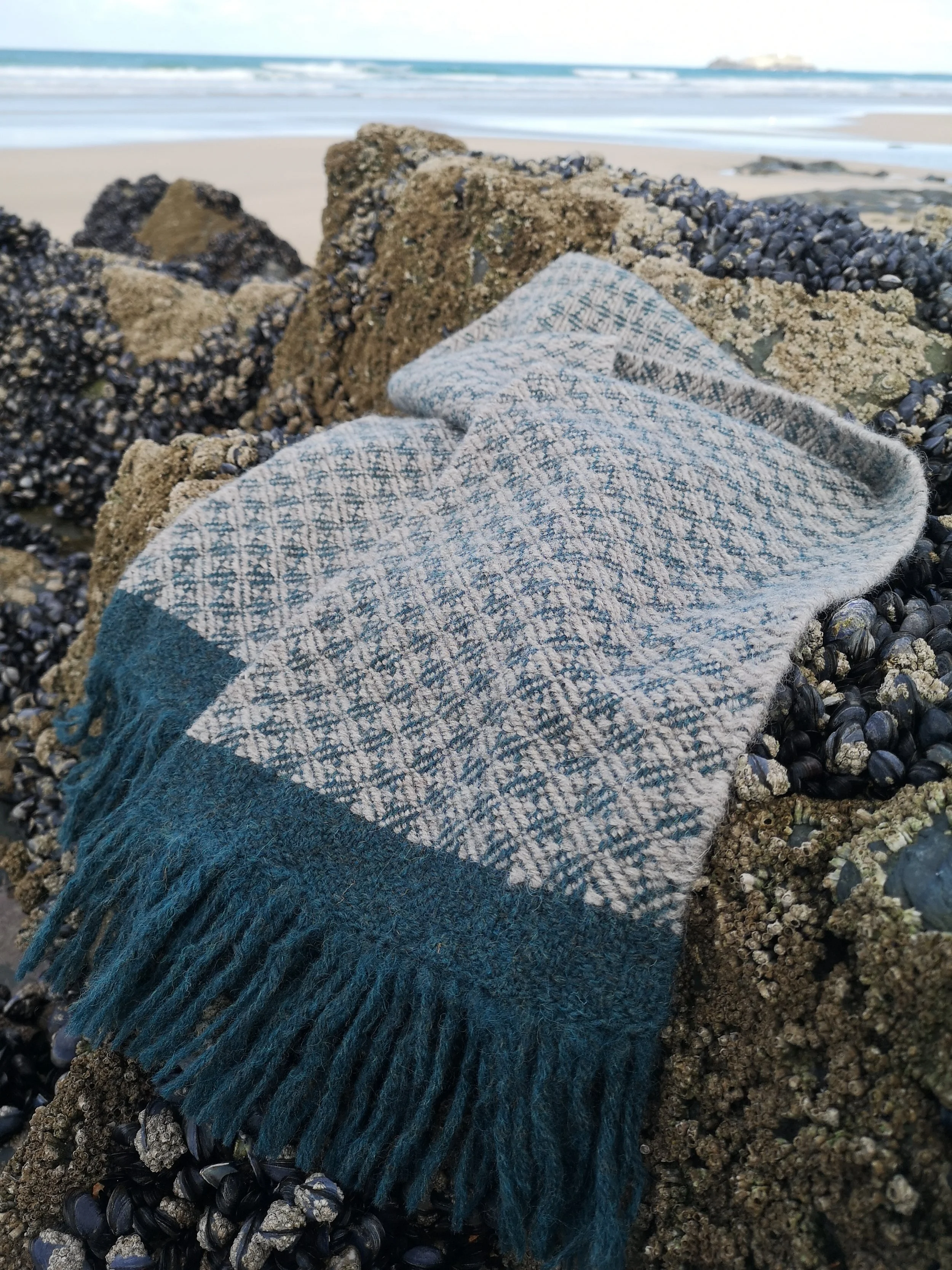 BRITISH WOOL ARTISAN HANDWOVEN HEIRLOOM BLANKET SCARVES, WRAPS and