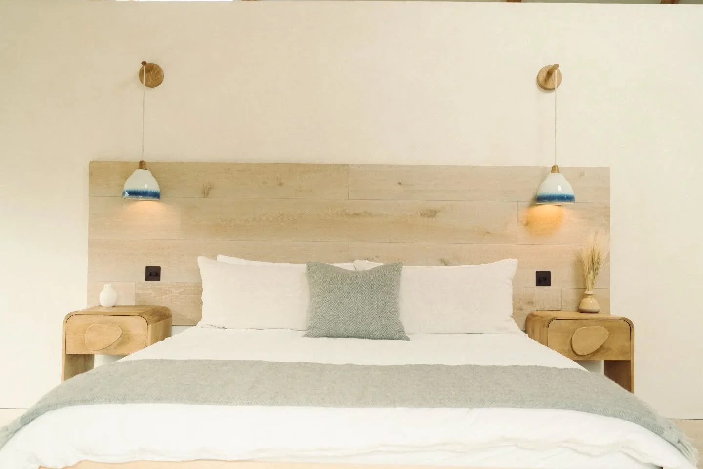 &bull; LIGHT &bull; The sweet autumn just gone, an offering came my way. 

I was over the moon when last November, my tiny batch Handwoven British Wool Interiors were selected to compliment the beautiful work crafted by @studio_haran, gorgeously set 