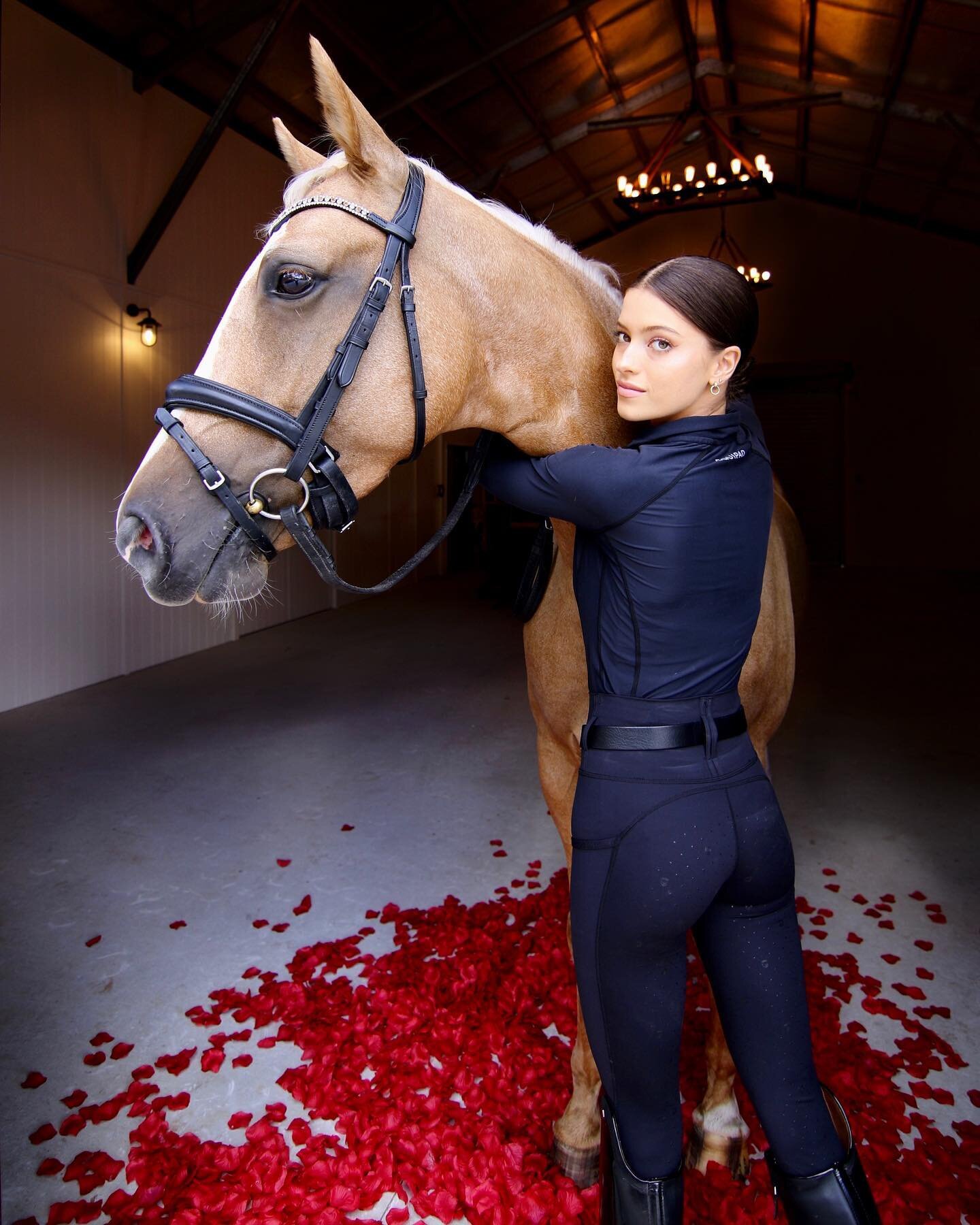 Happy Valentine&rsquo;s Day 🖤 to Celebrate I have teamed up with @equipad for a GIVEAWAY! We are giving one lucky winner a chance to win this outfit from the soon to be released Black collection 🙌🏼

HOW TO ENTER
1. Save this post 
2. Tag your frie