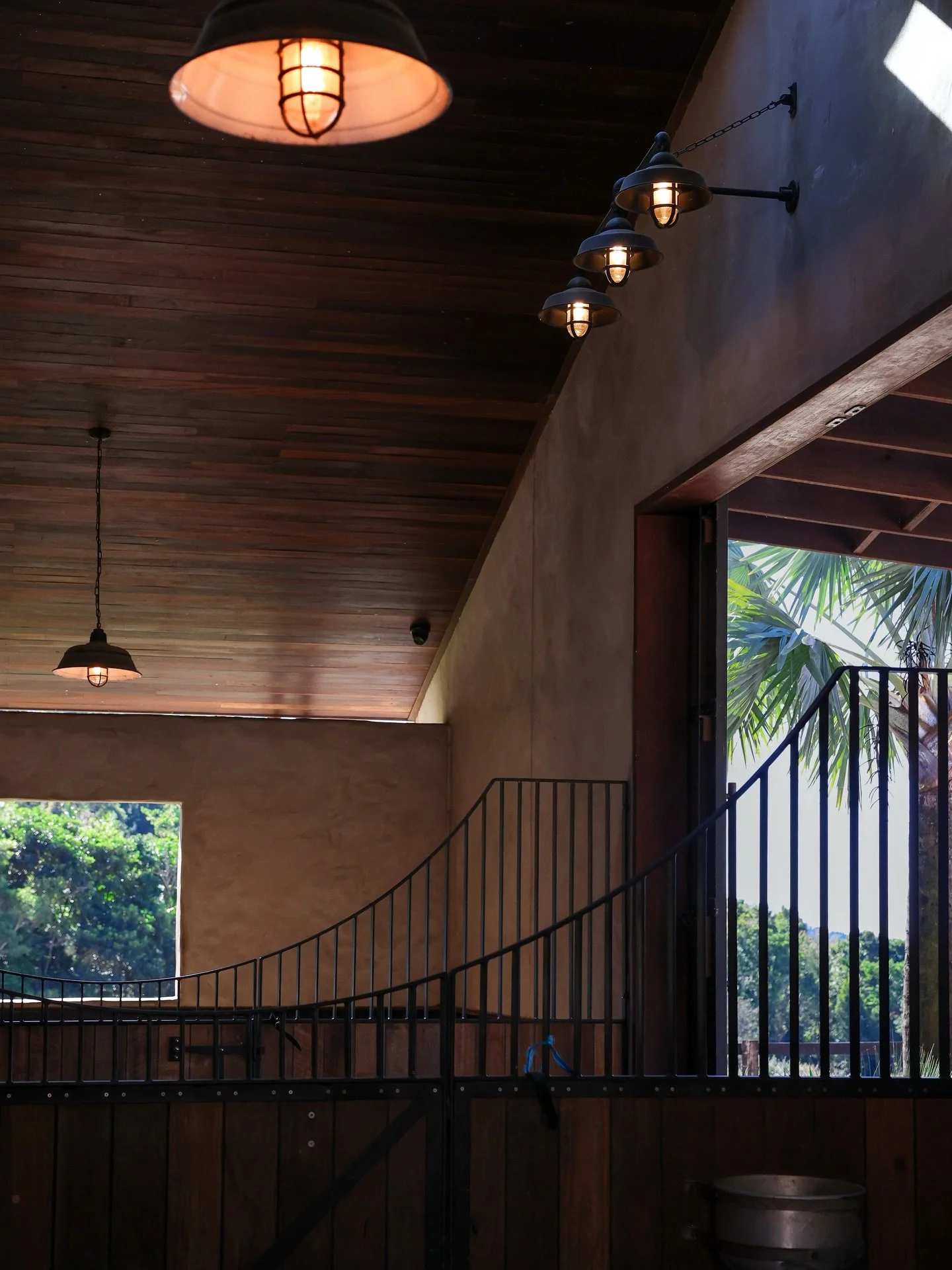 Dear Santa&hellip; I&rsquo;m a size @turiyafarmsbyronbay for Christmas ✨&mdash; It was an absolute treat to visit and capture the most beautiful stables located in Byron Bay, Queensland.

#theblachat #stablestyle #stables #performancehorse #architect
