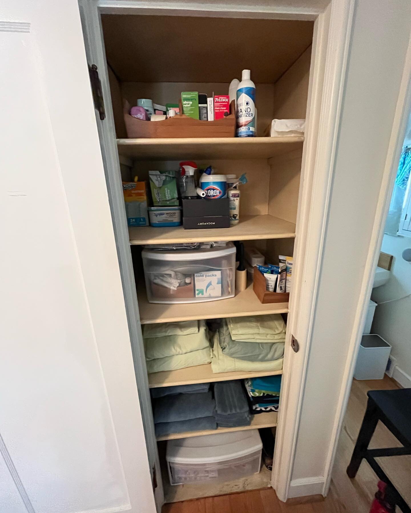 We totally transformed this linen closet. Swipe to see the BEFORE! ➡️ 

If the process of reorganizing your closet feels overwhelming, let us step in and take things over. It's our job!
.
.
.
.
#thetidymagpie #seattlebusiness #seattlesmallbusiness #s