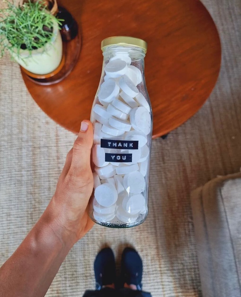 Looking for a simple and sustainable gift idea? 🎁  First, empty and thoroughly clean a glass bottle. Next, fill it with bulk bought vegan candies (or whatever your recipient will like). This homemade &quot;thank-you&quot; gift is a great low-waste w