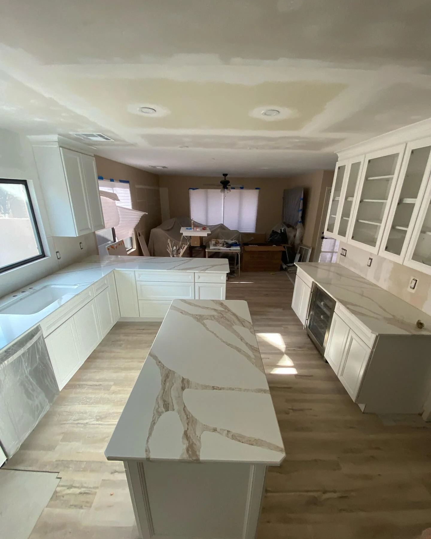 Recent kitchen remodel with custom quartz countertops, cabinets, appliances, raised ceilings, and an extension to the kitchen of about 100 sqft in order to make it all possible! 👌🏼 

#kitchenremodel #kitchendesign #kitchen #quartz #countertops #rem