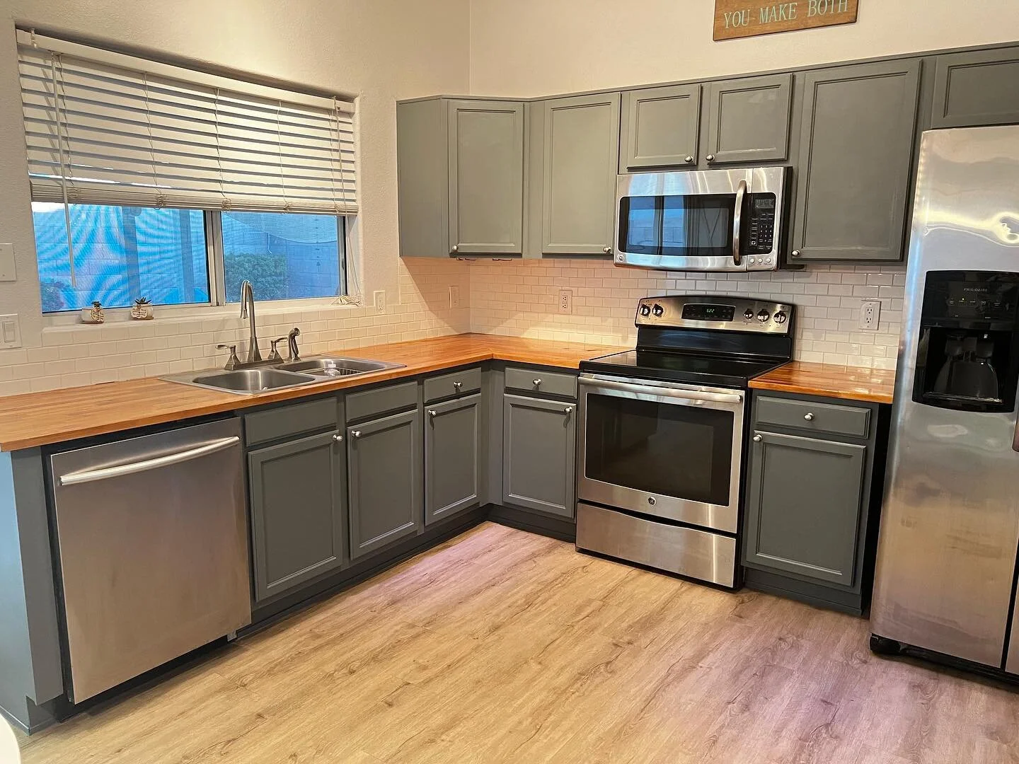 Recent kitchen cabinet renovation we did in North Phoenix! 😍

#contractors #construction #contractor #flooringcontractor #flooringideas #interiordesign #renovation #floor #contractorsofinstagram #residentialdesign #tilefloor #flooring #homeimproveme