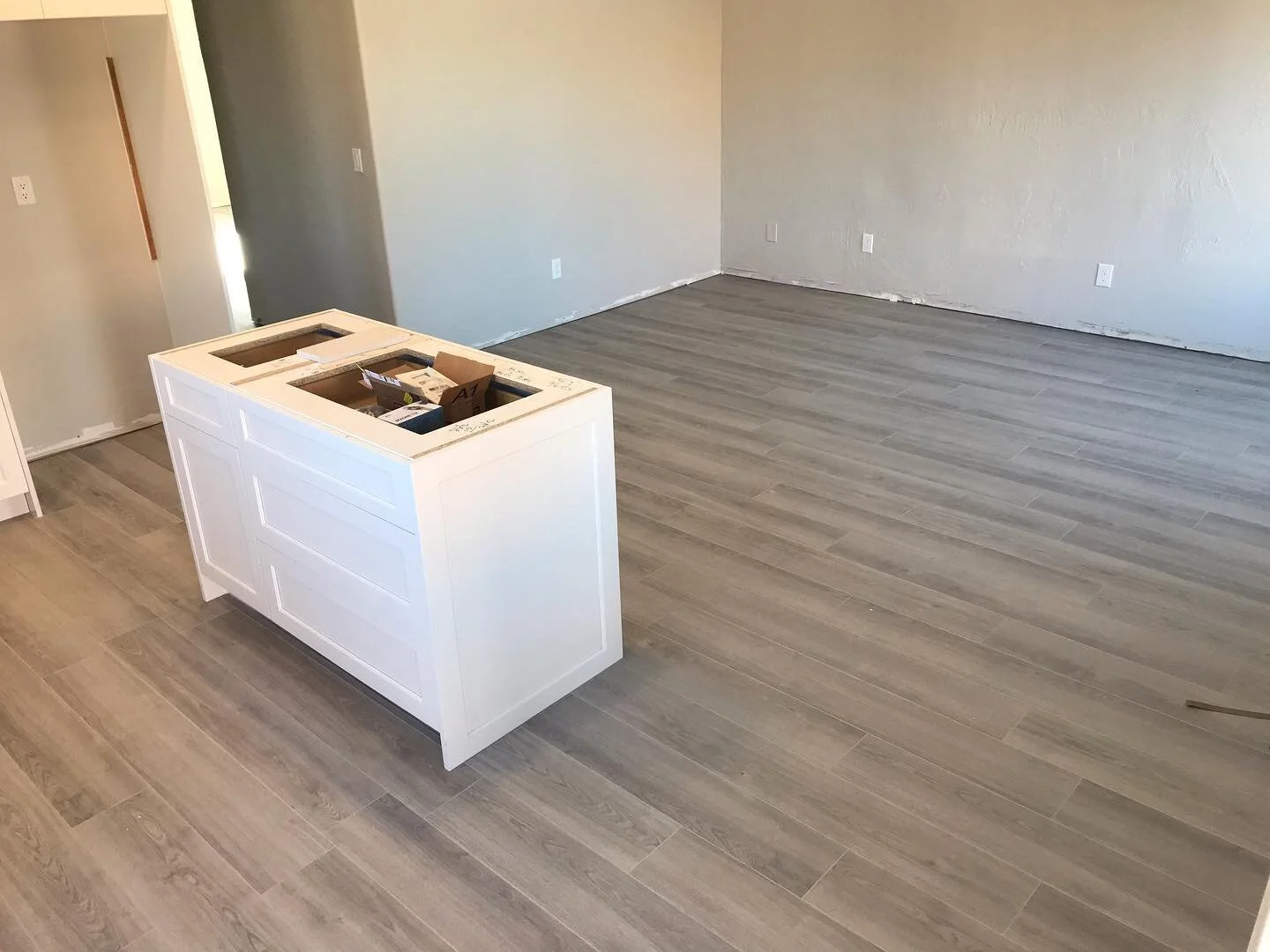 Before &amp; After pictures of a recent flooring renovation we did in Peoria! Swipe to the end for the before pictures 👉🏼👉🏼@ambitionrenovation 

Check is out at AmbitionRenovation.com

#tile #kitchenremodel #bathroomdesign #shower #showerdesign #