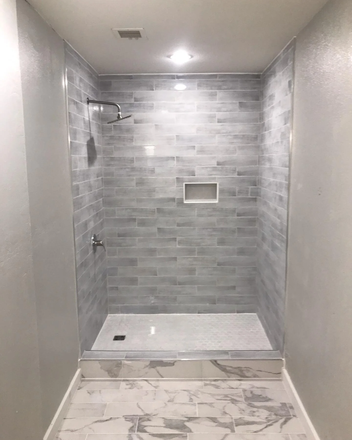 Recent complete master bathroom remodel in north Phoenix by @ambitionrenovation 

#contractors #construction #contractor #flooringcontractor #flooringideas #interiordesign #renovation #floor #contractorsofinstagram #residentialdesign #tilefloor #floo