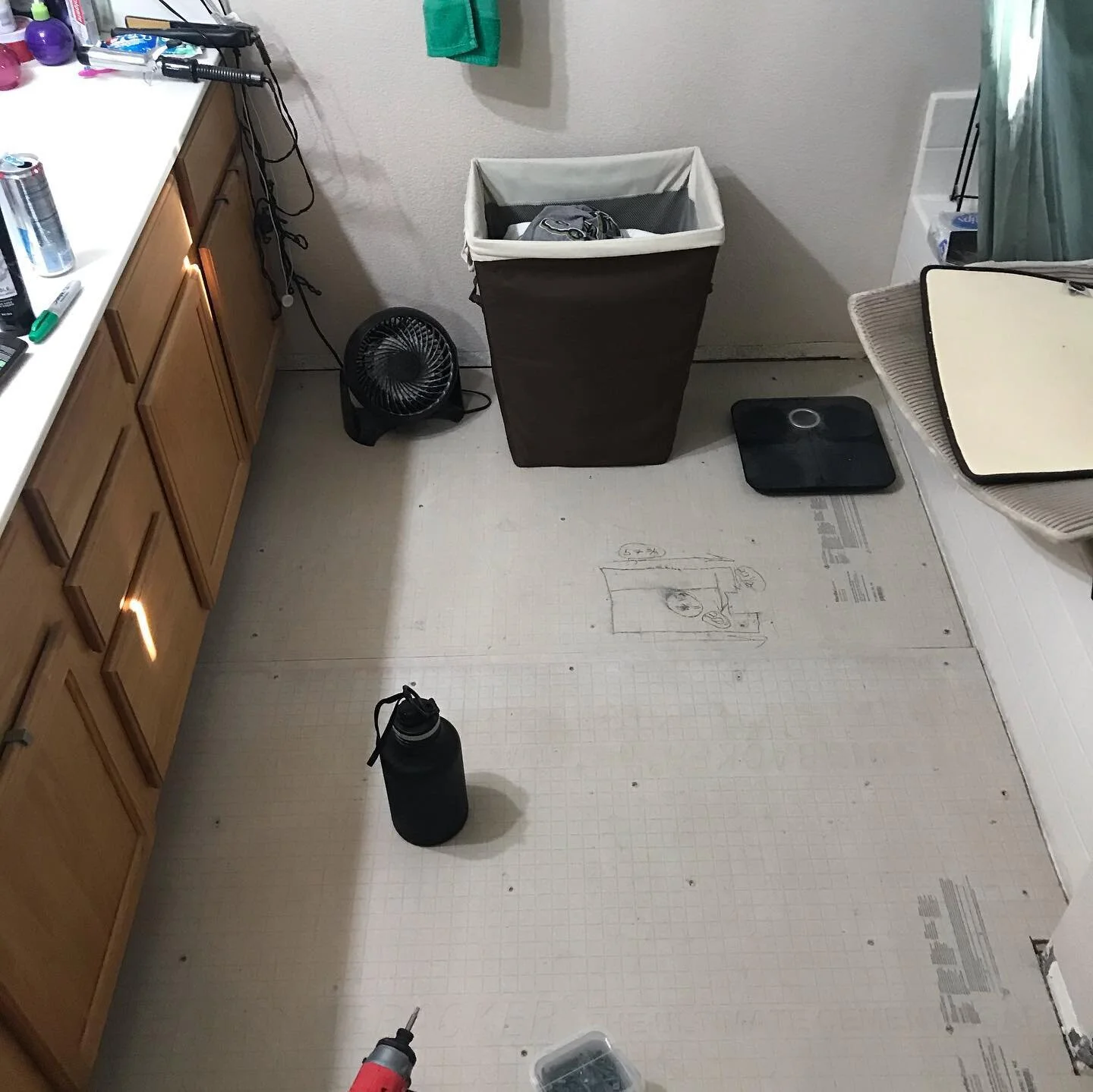 Recent master bathroom &amp; Master closet flooring renovation in El Mirage, AZ! 

#contractors #construction #contractor #flooringcontractor #flooringideas #interiordesign #renovation #floor #contractorsofinstagram #residentialdesign #tilefloor #flo