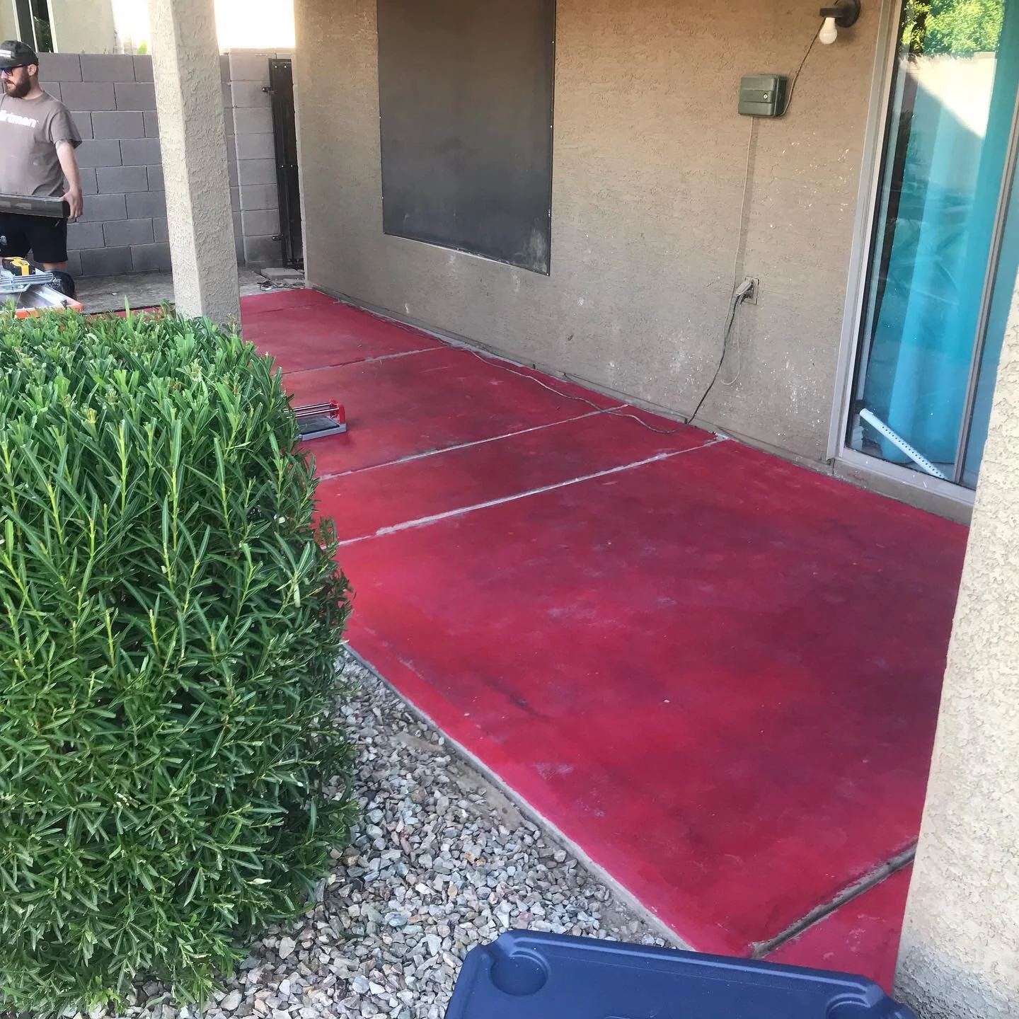 Recent outdoor patio renovation using 6&rdquo;x36&rdquo; porcelain plank tile, with &ldquo;Frost&rdquo; color grout, and white Schluter Rondec around the edges 😍 

#contractors #construction #contractor #flooringcontractor #flooringideas #interiorde