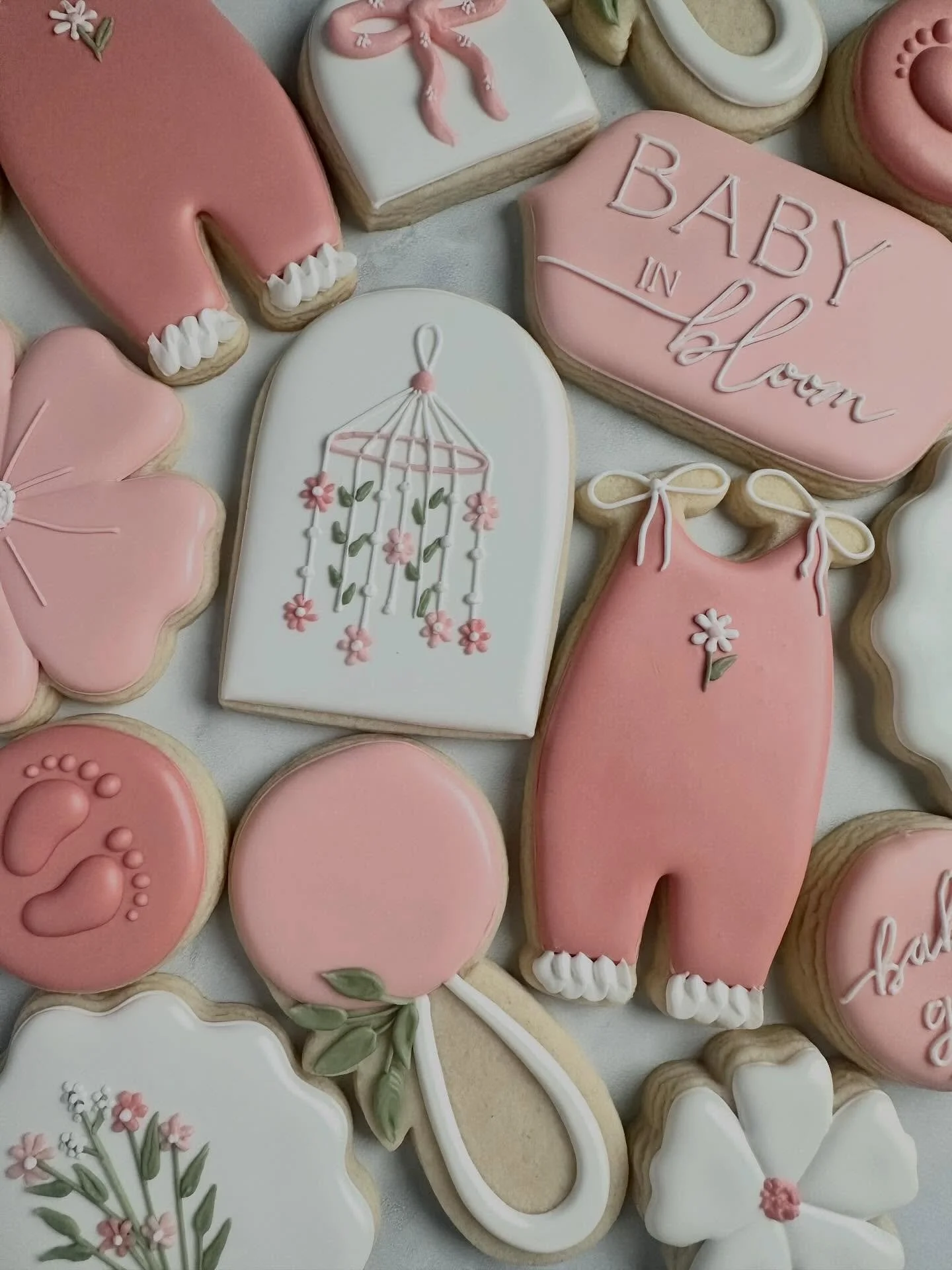 Baby in BLOOM 🌸🎀

#babycookies #babyshowercookies #decoratedcookies #sugarcookies #pinkcookies #onsiecookies #bowcookies #floralcookies #wildflowercookies